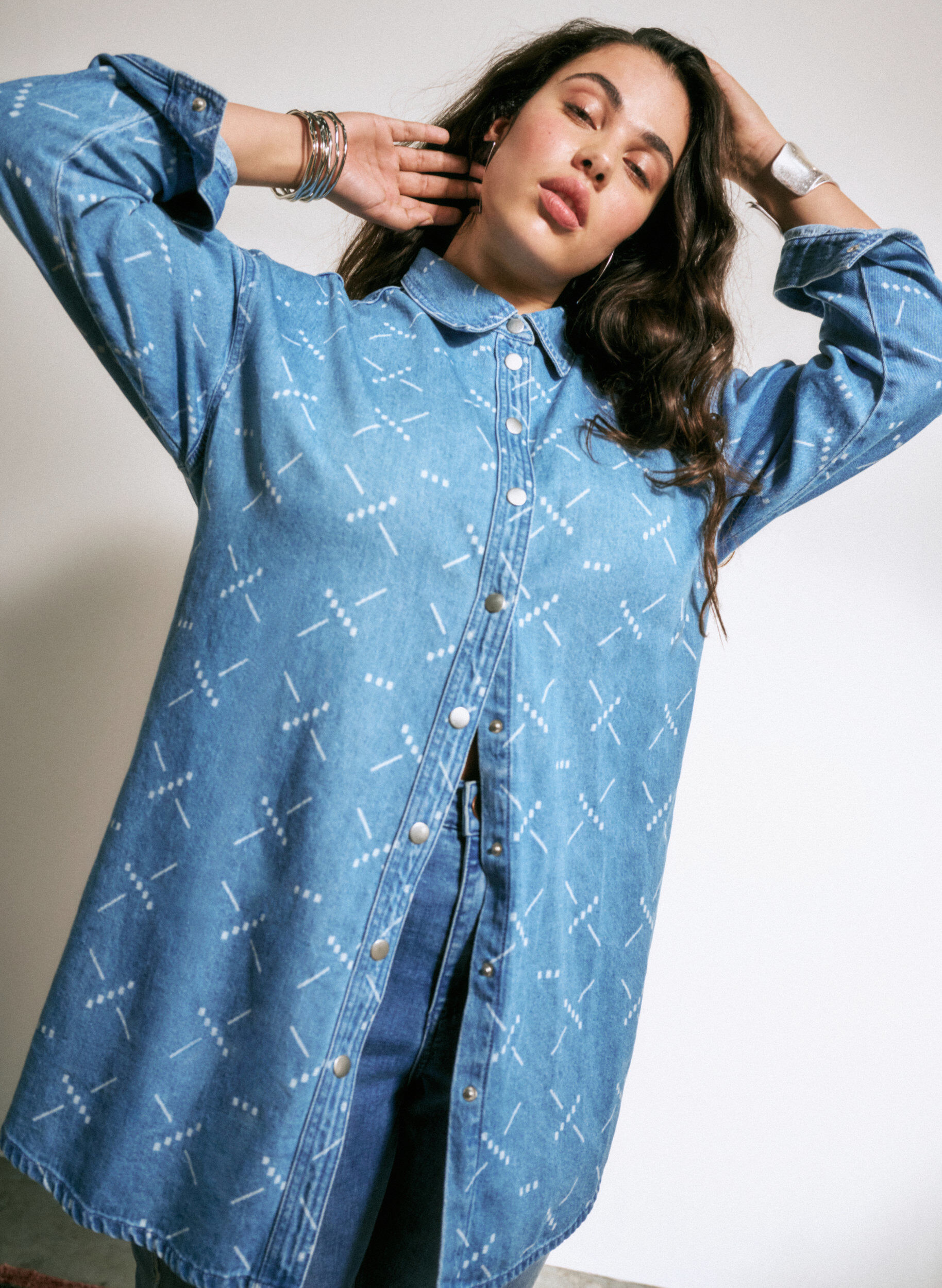 Zizzi Locker sitzende Denim-Jacke mit Muster, Light blue denim, Image image number 0