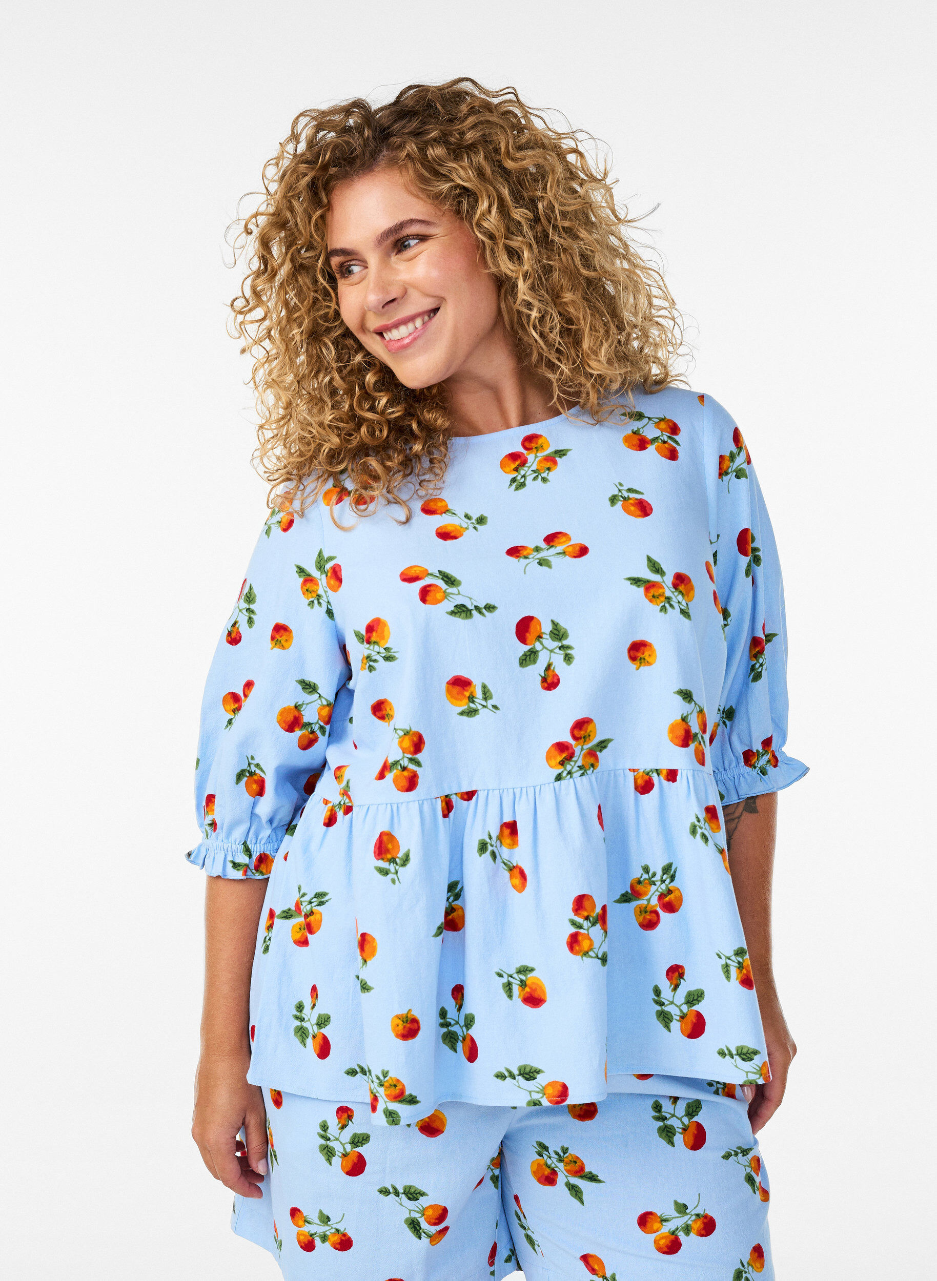 Blouse en coton avec imprim&eacute; tomates et peplum, Bleu Clair, Model