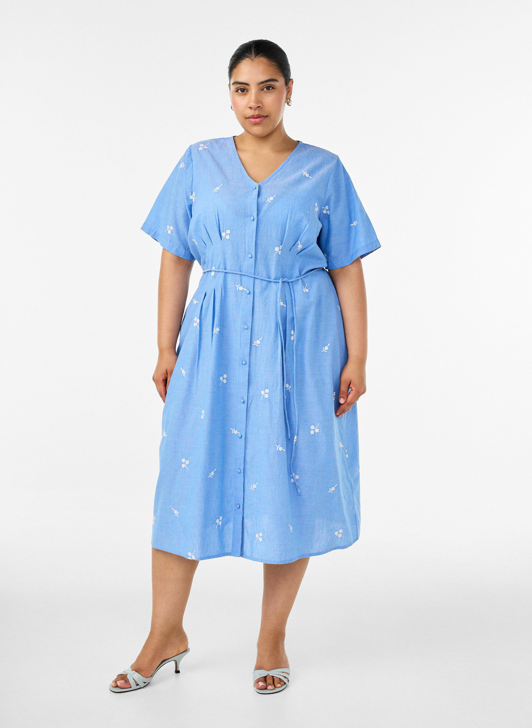ZizziHemdblusenkleid aus Baumwolle mit gestickten Blumen, Blau, Model image number 0
