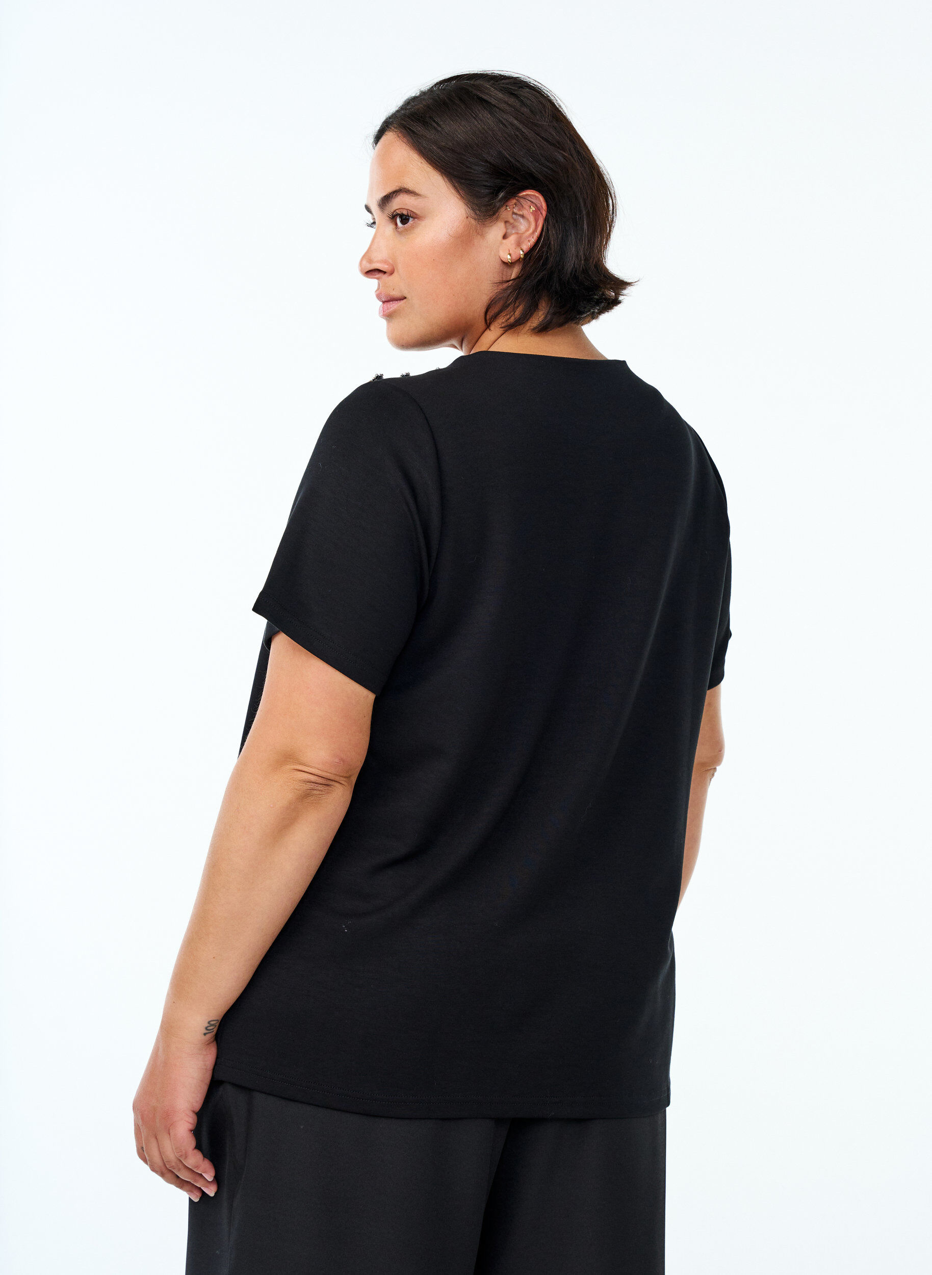 Zizzi Kurz&auml;rmelige Bluse mit Knopfdetail, Schwarz, Model image number 2