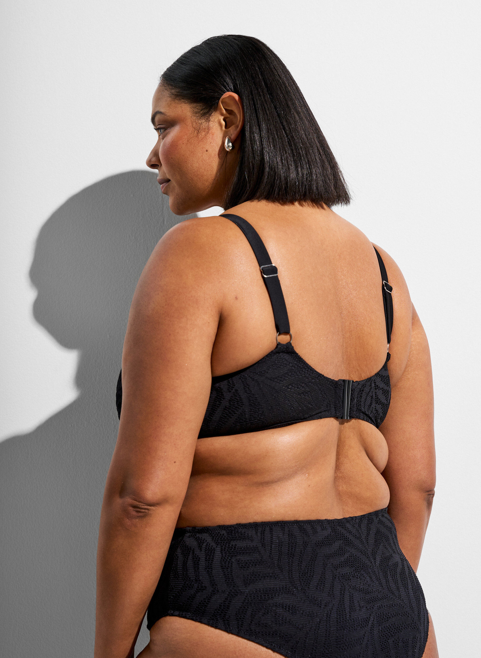 ZizziHaut de bikini avec maille structur&eacute;e et coussinets amovibles, Noir, Model image number 2