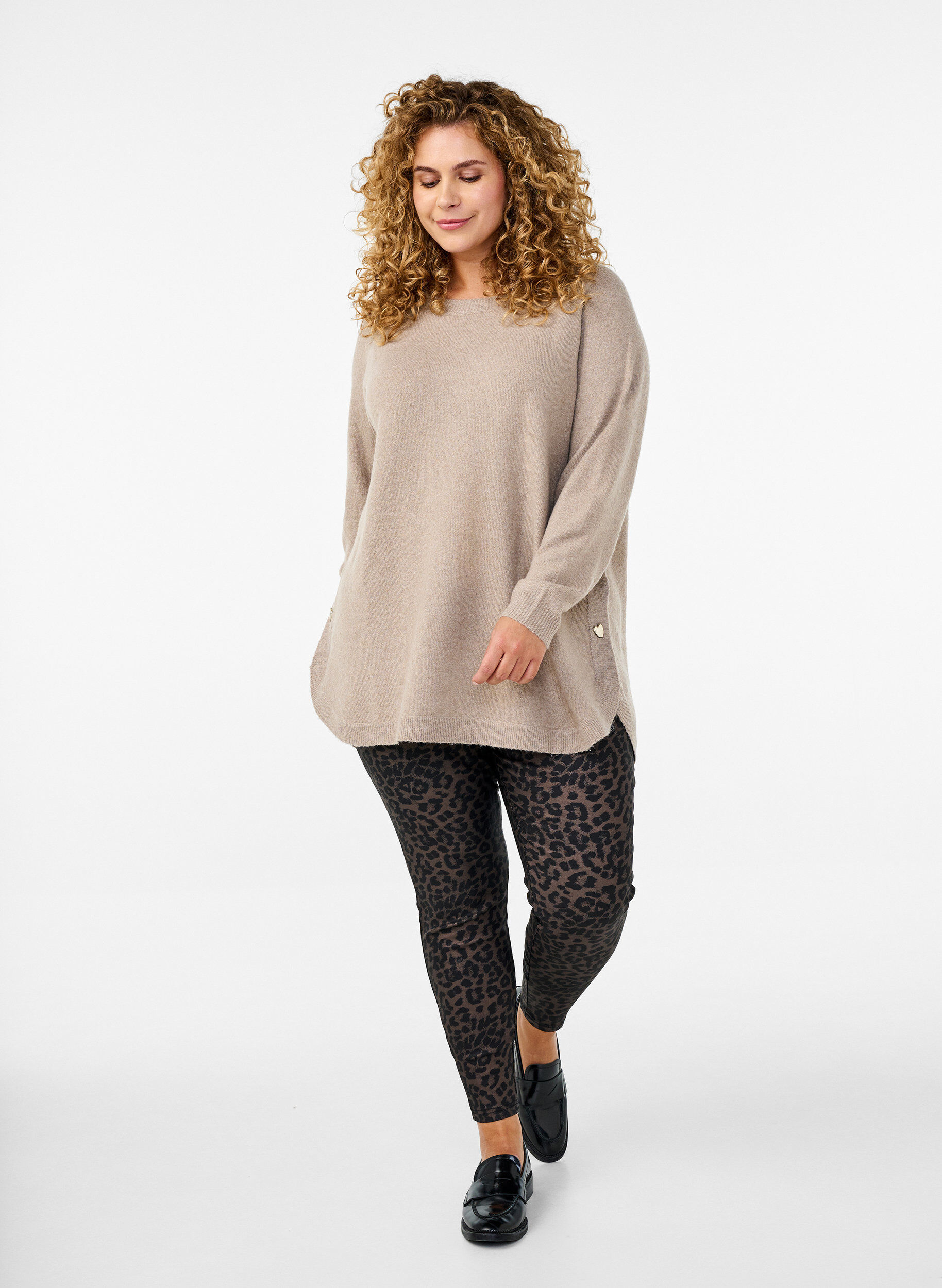 Zizzi Beschichtete Leggings mit Leopardenmuster und verk&uuml;rzter L&auml;nge, Braun, Model image number 1