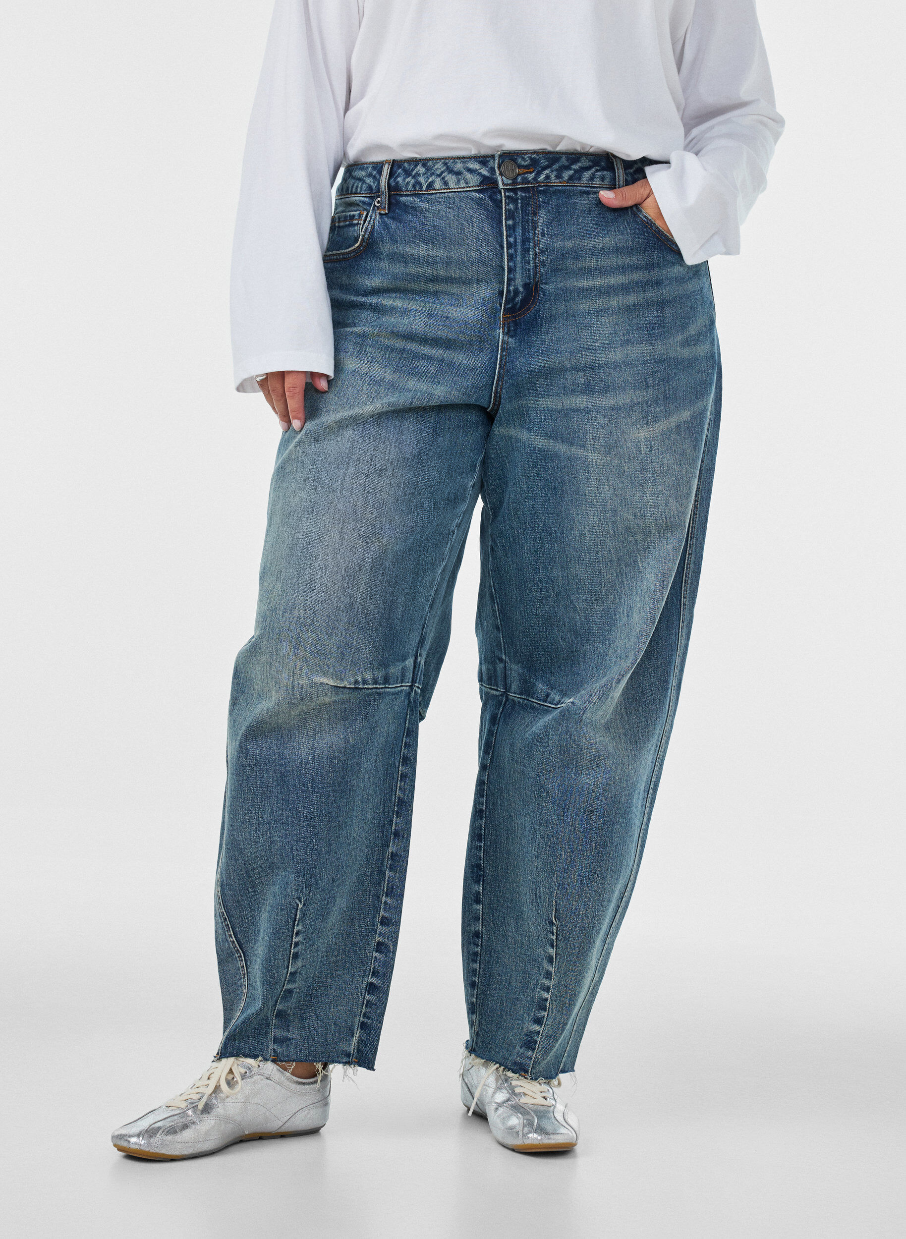 ZizziBarrel Fit Jeans mit Used-Waschung, Blau, Model image number 2