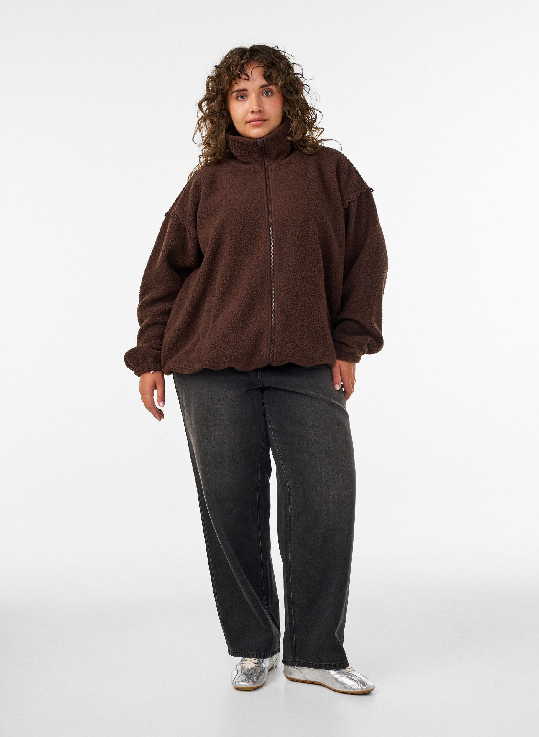 ZizziVeste teddy avec finitions en broderie anglaise et col montant, Marron, Model image number 1