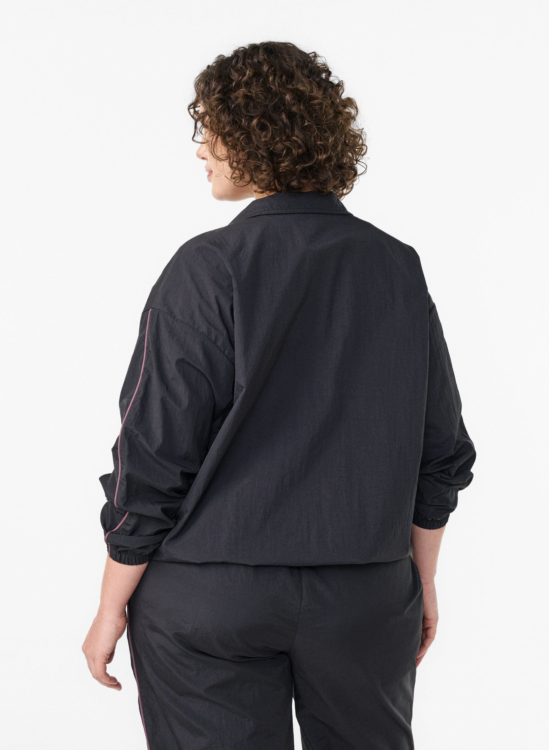 Zizzi Veste l&eacute;g&egrave;re avec passepoil contrastant, Noir, Model image number 2