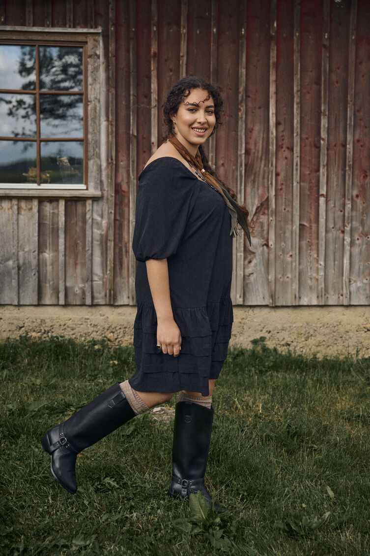 Samtkleid mit quadratischem Ausschnitt, , Model