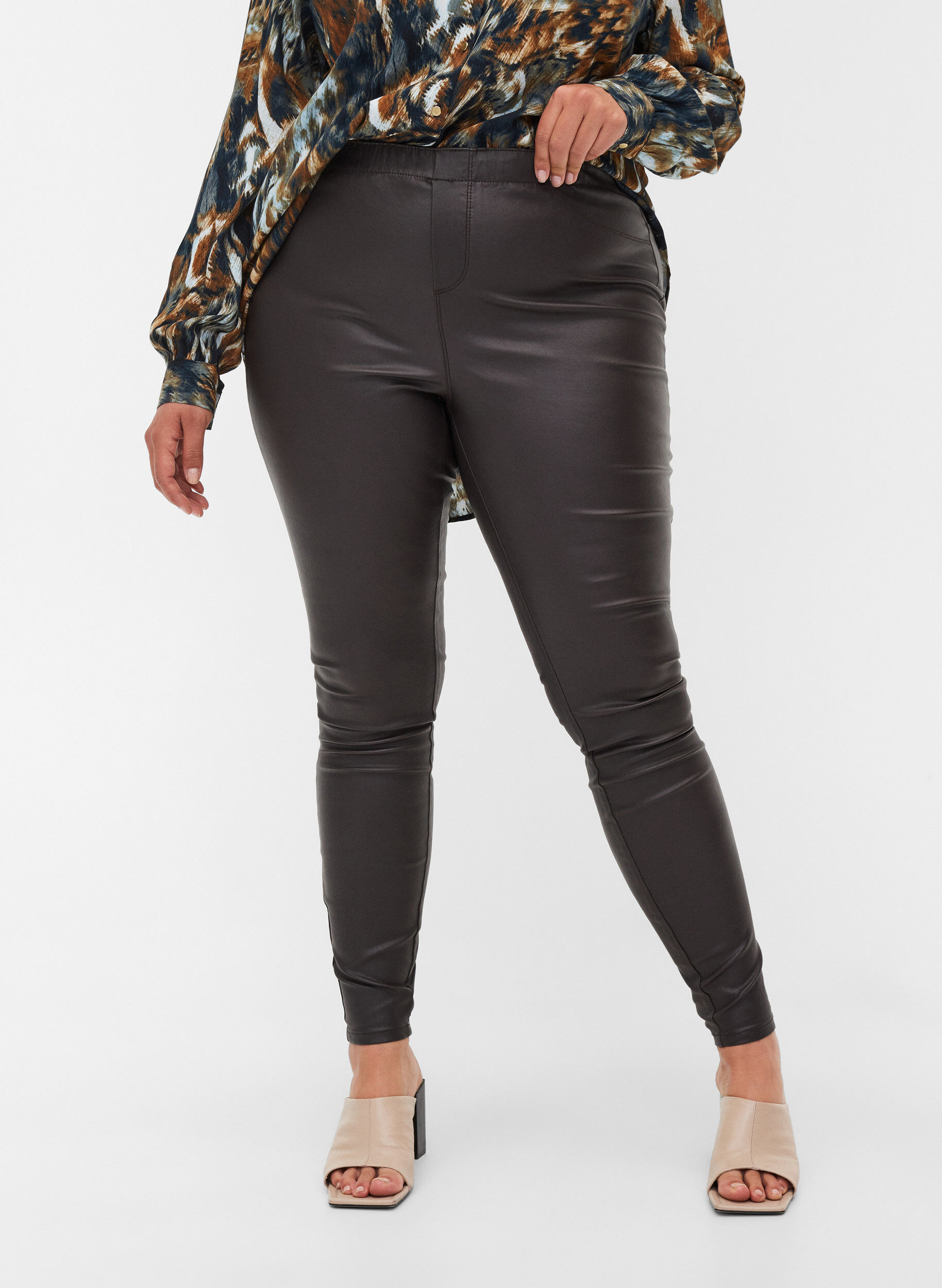 Zizzi Beschichtete Leggings aus Viskosemix, After Dark, Model image number 2