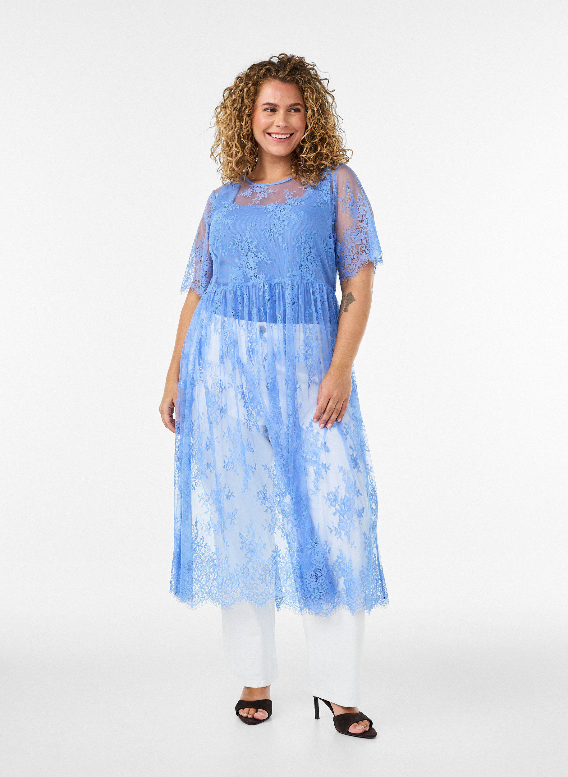 Midikleid aus transparenter Spitze mit kurzen &Auml;rmeln