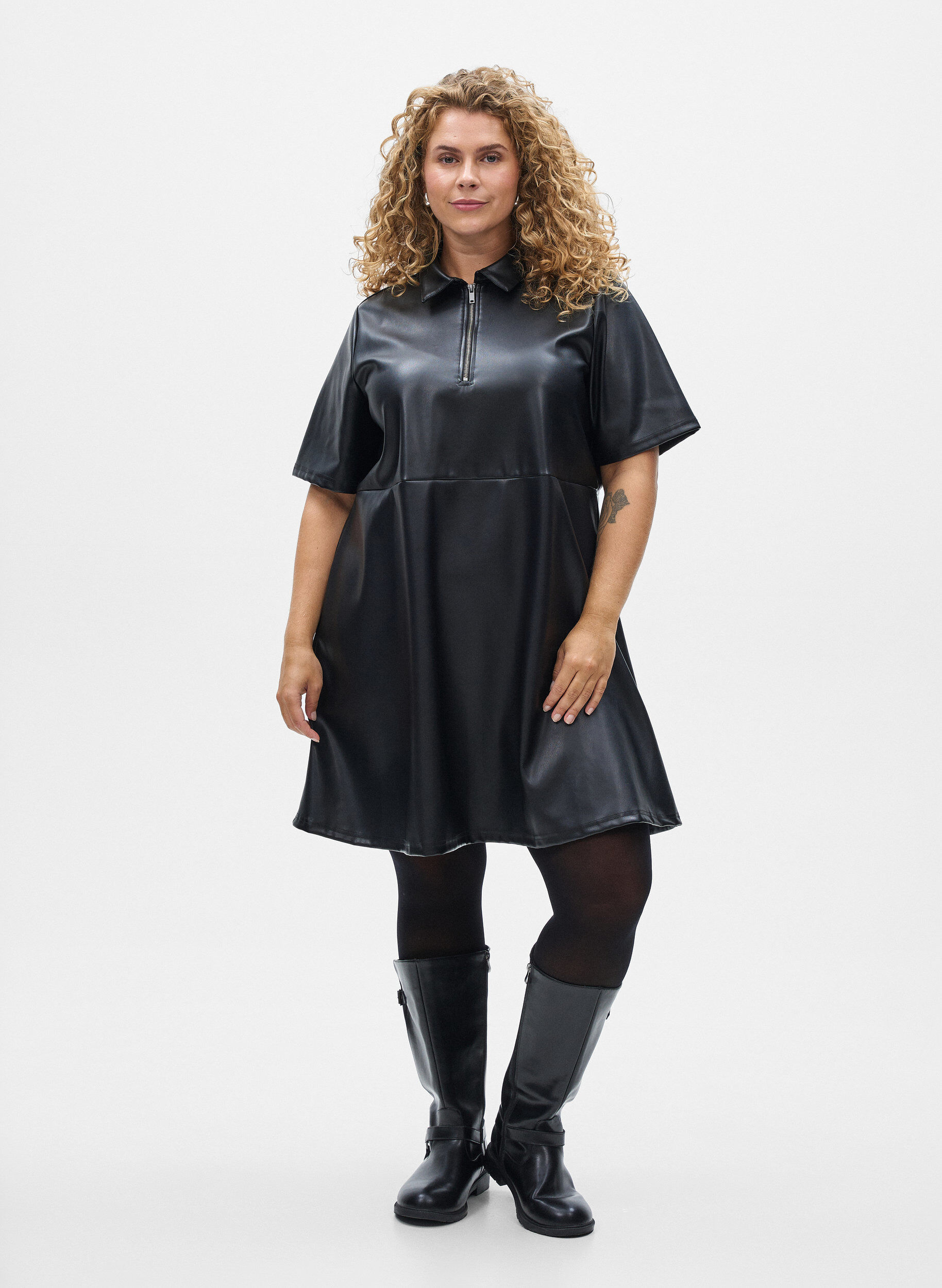 Zizzi Robe courte en similicuir coupe &eacute;vas&eacute;e, Noir, Model image number 1