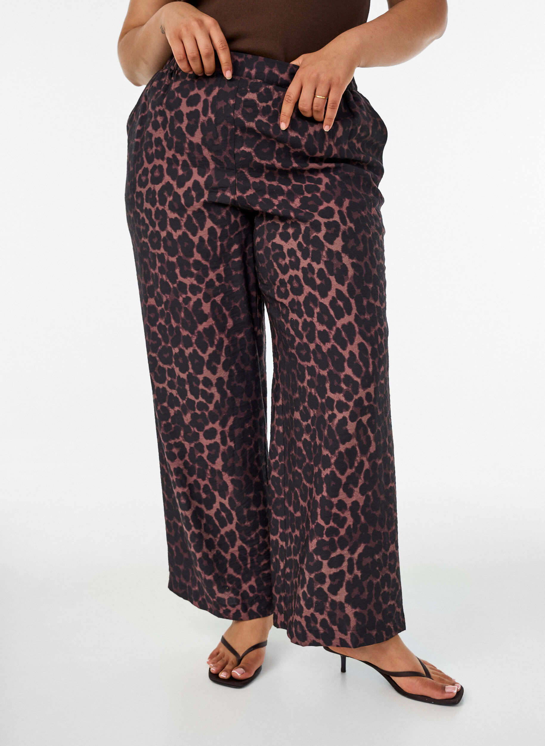 ZizziPantalon en viscose avec taille &eacute;lastiqu&eacute;e et jambes droites, Marron, Model image number 2