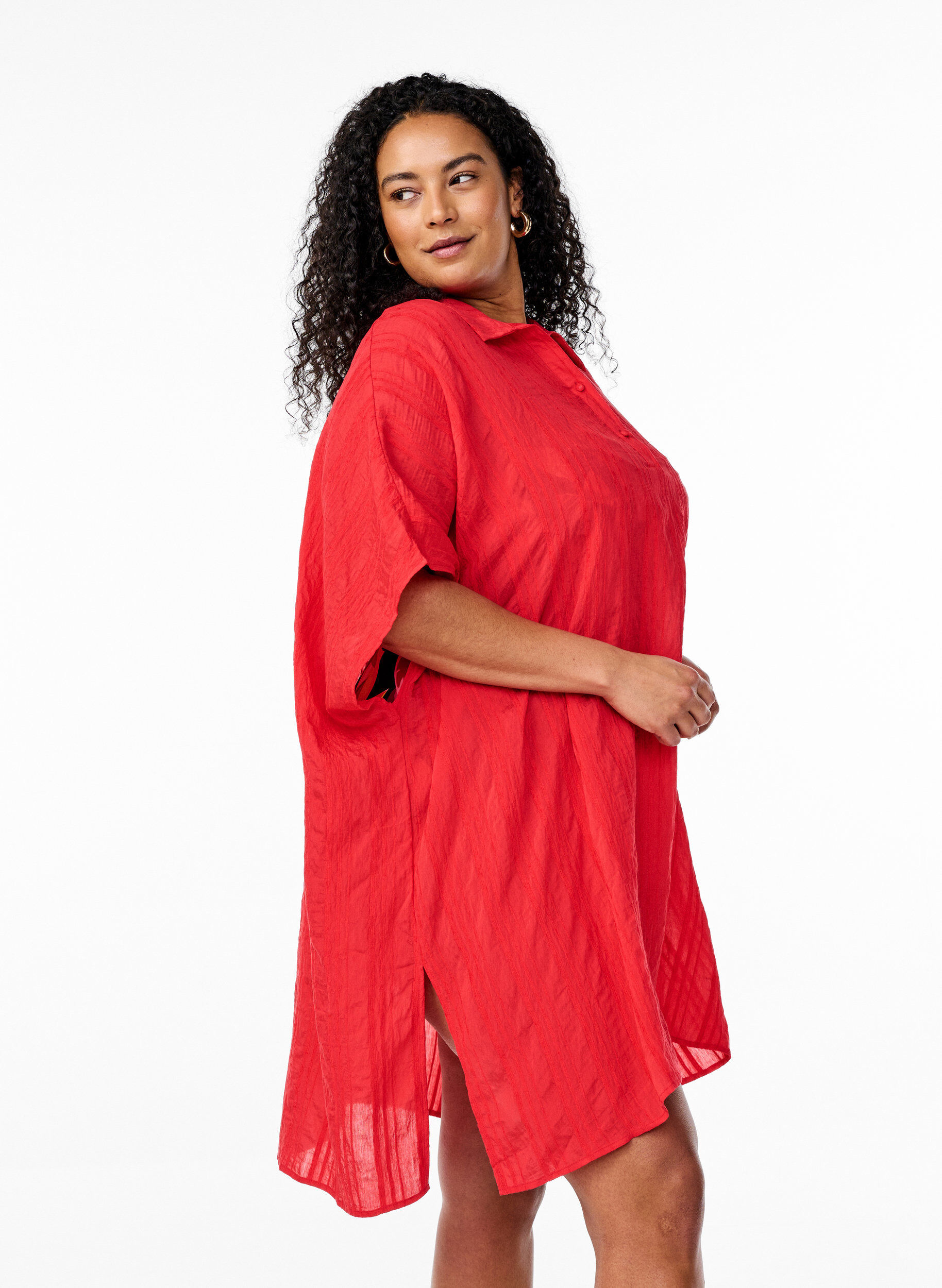Zizzi Caftan de plage avec col et fermeture &agrave; bouton, Rouge, Model image number 0