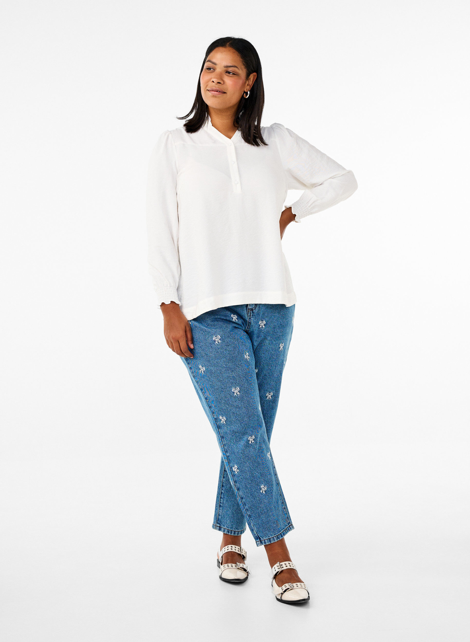 Zizzi Mille Mom Fit Jeans mit Stickerei, Blau, Model image number 0