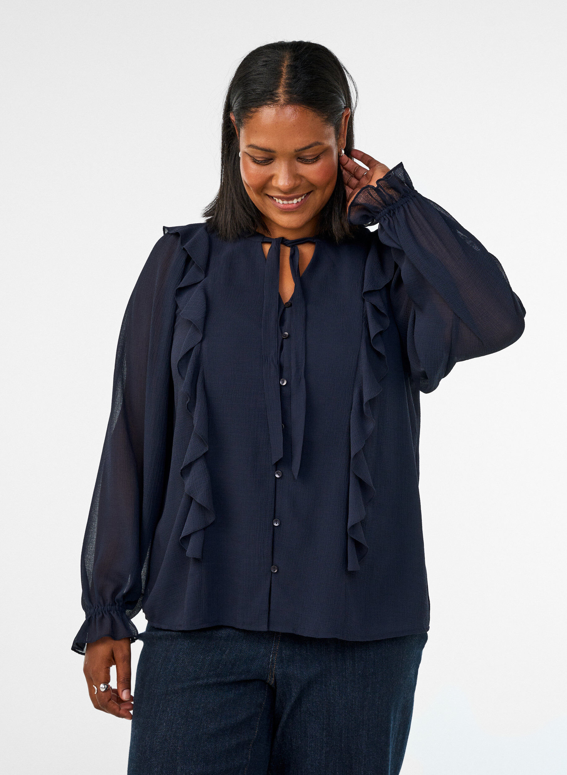 Transparente Bluse mit R&uuml;schen und Bindeband, Blau, Model