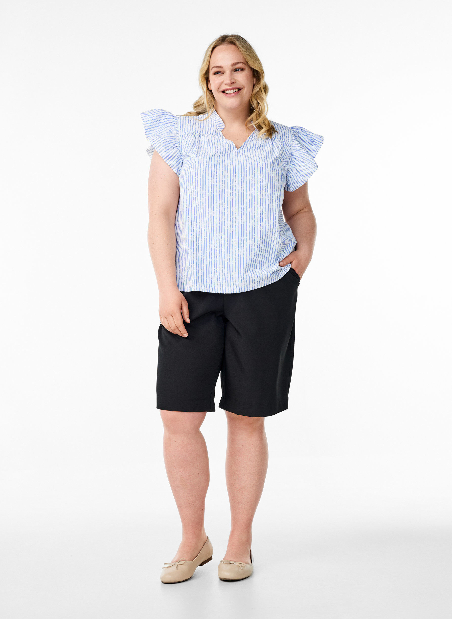 Zizzi &Auml;rmellose Bluse mit Streifen und Blumendruck, Blau, Model image number 1