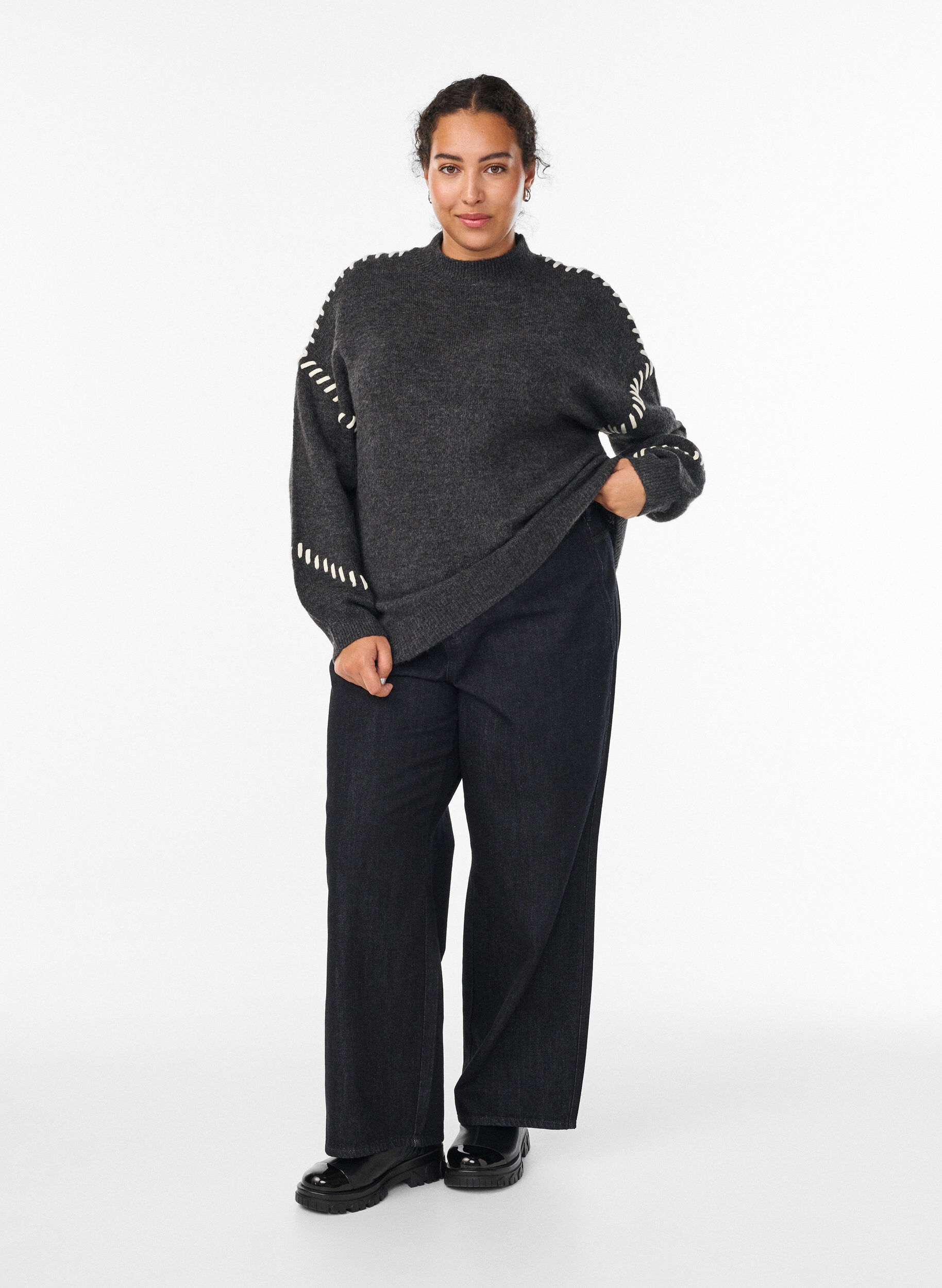 Zizzi Pullover mit Ziern&auml;hten, Grau, Model image number 1