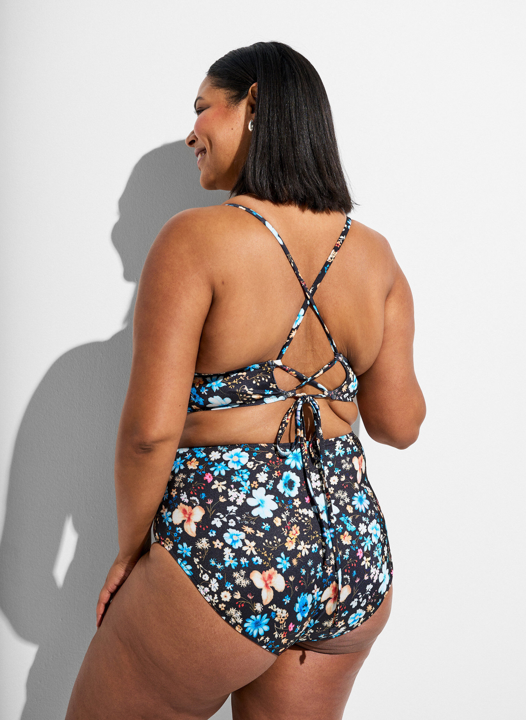Zizzi Culotte de bikini taille haute &agrave; imprim&eacute; floral, Bleu, Model image number 1