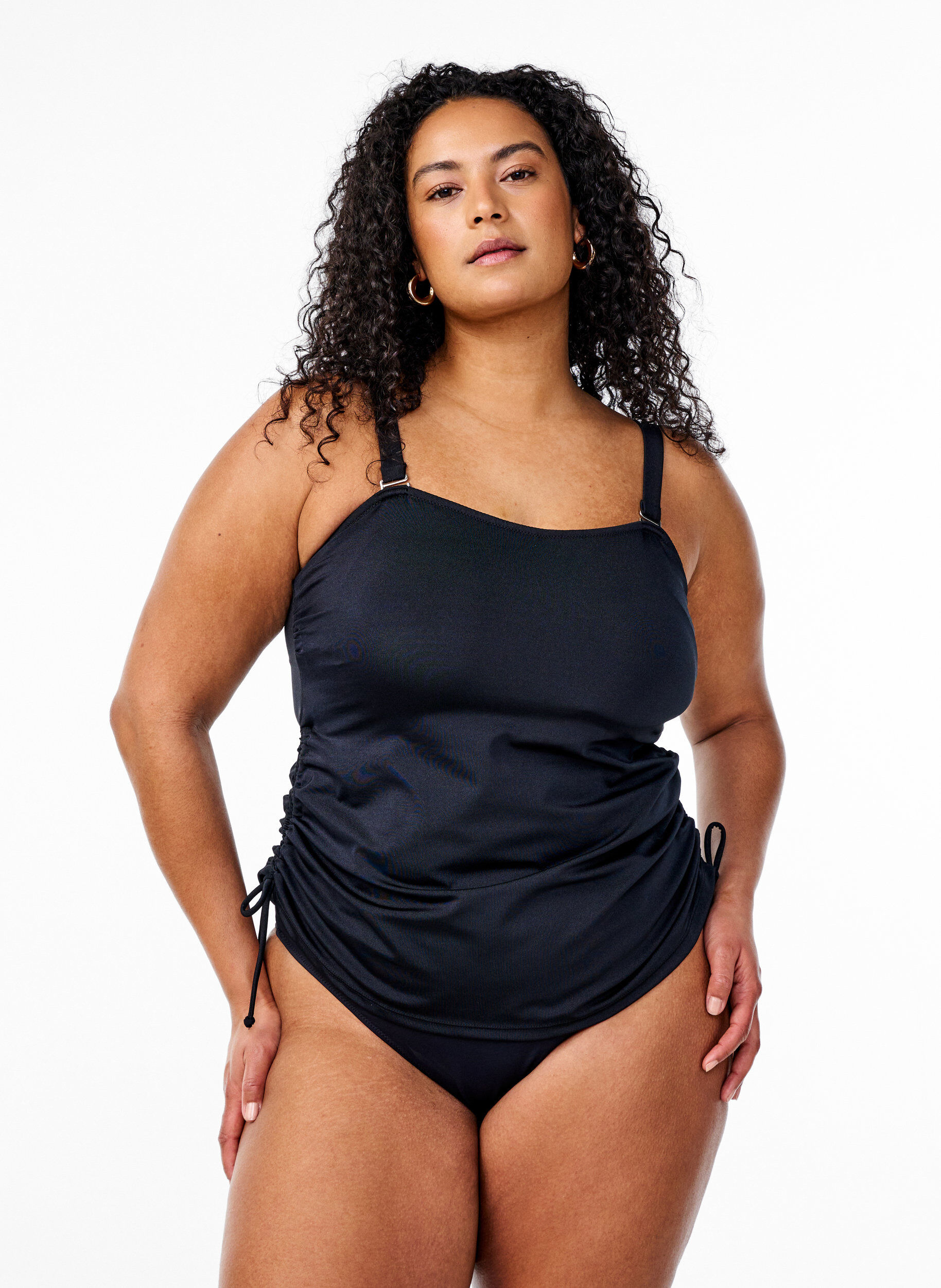 Tankini mit herausnehmbaren Cups und verstellbaren Seiten, Schwarz, Model