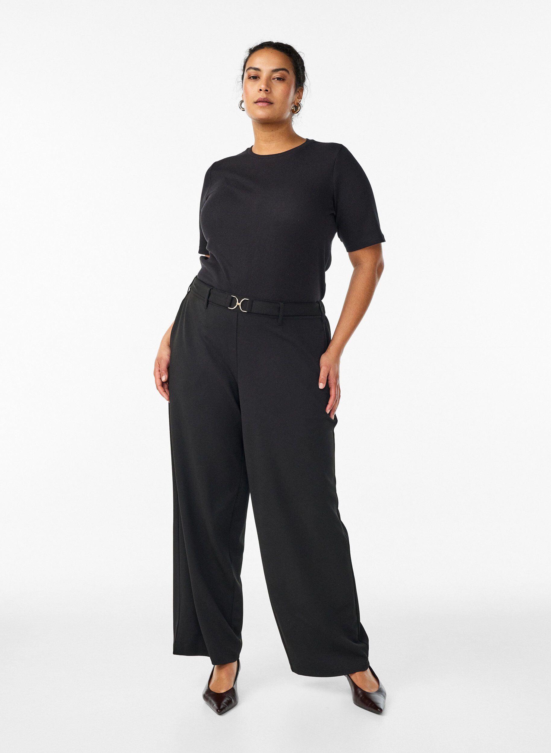 Pantalon taille haute avec ceinture et boucle dor&eacute;e, Noir, Model