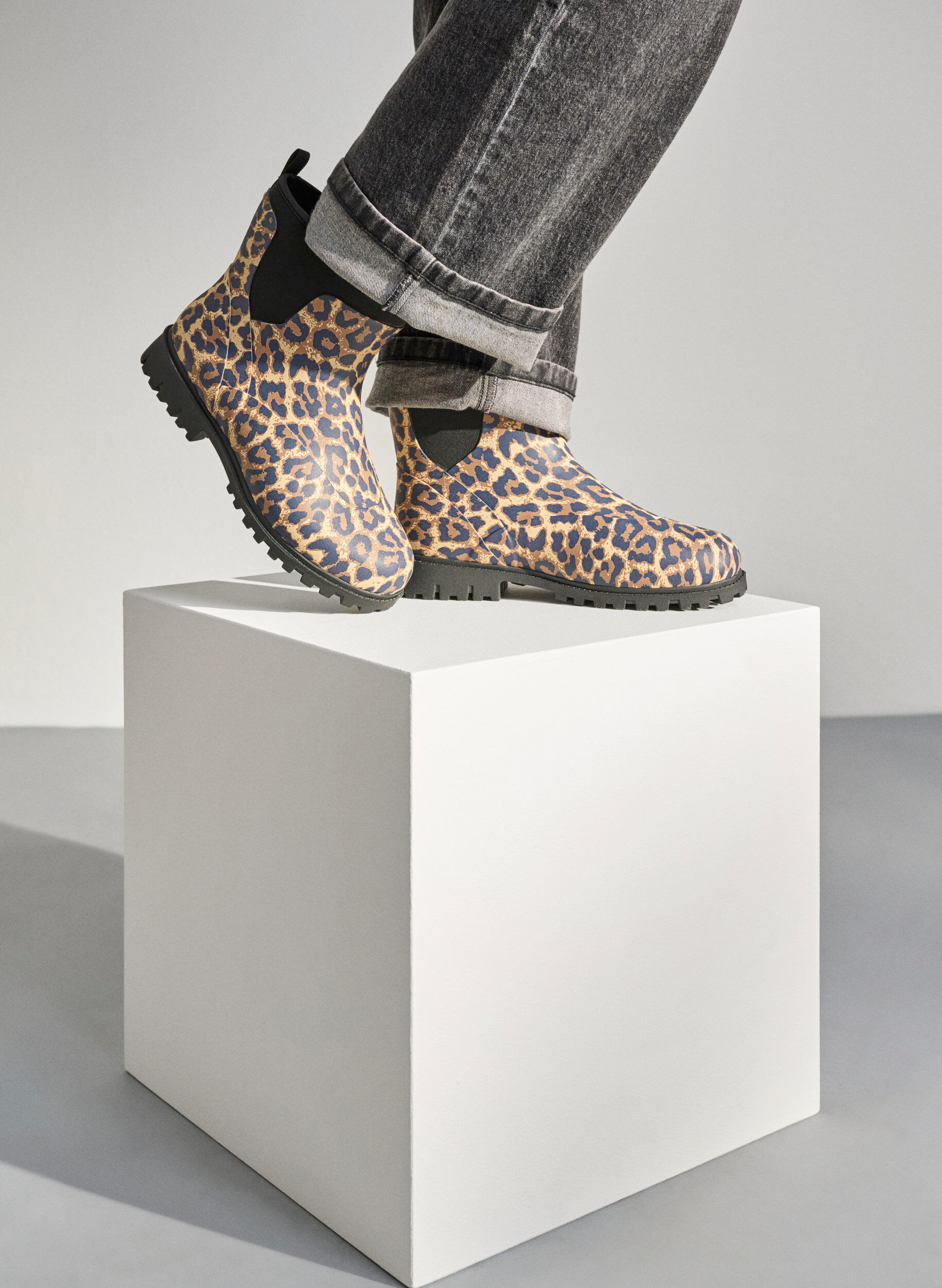 Zizzi Kurze Stiefel mit weitem Schaft aus elastischem Neopren, Leopard AOP, Image image number 0