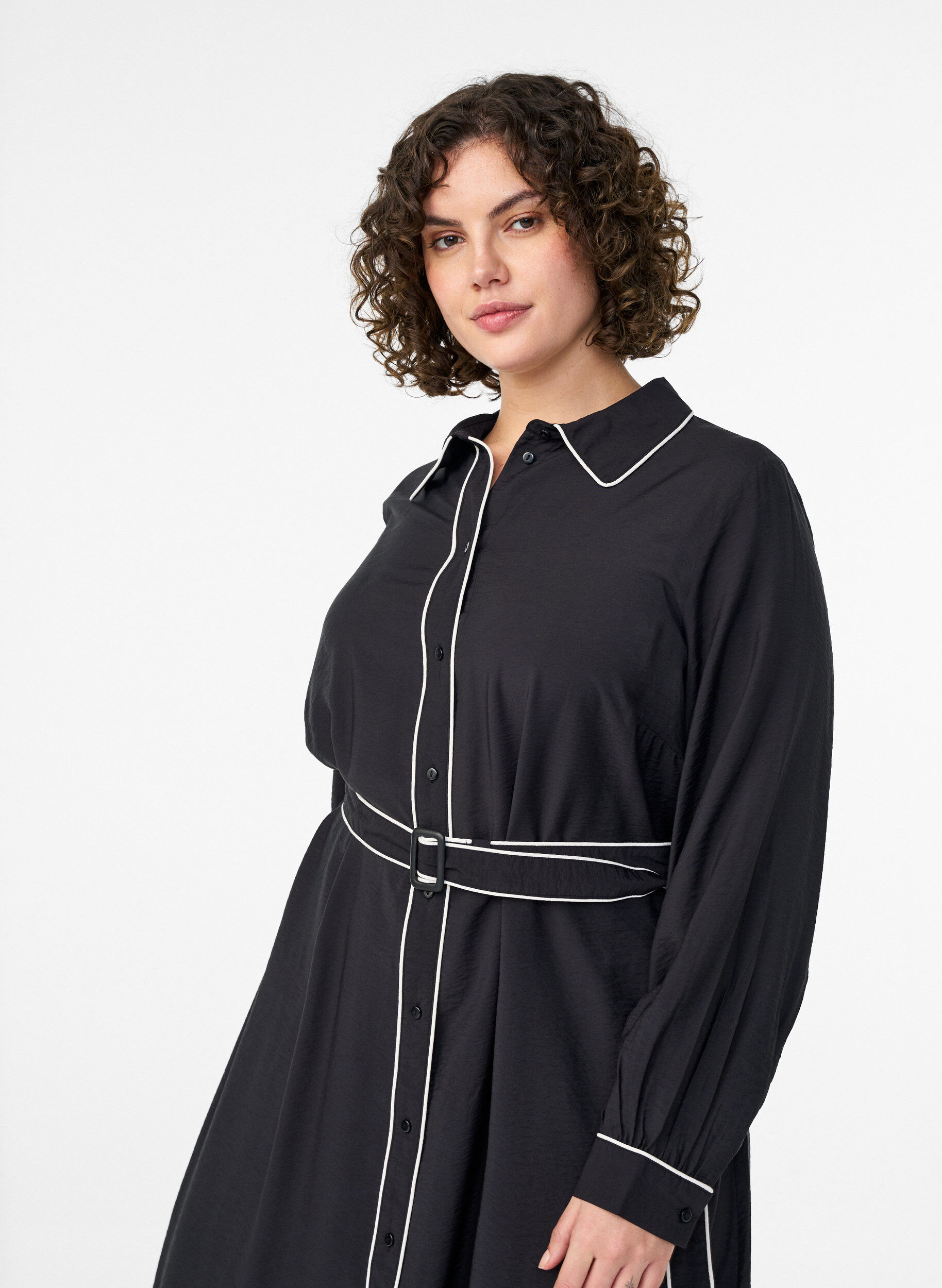 Zizzi Robe chemise midi avec bords contrastants, Noir, Model image number 2