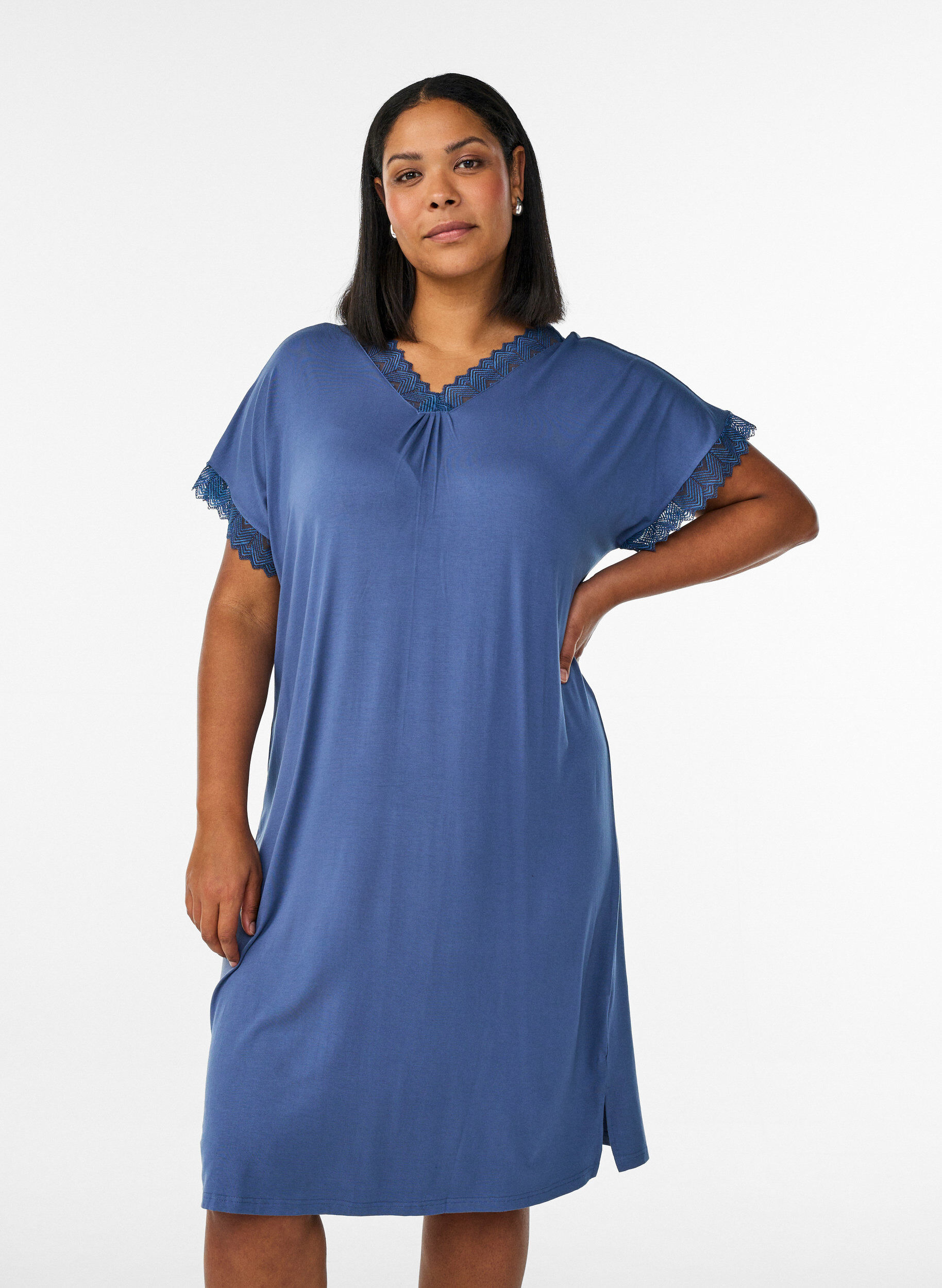 Zizzi Chemise de nuit en viscose manches courtes dentelle, Bleu, Model image number 0