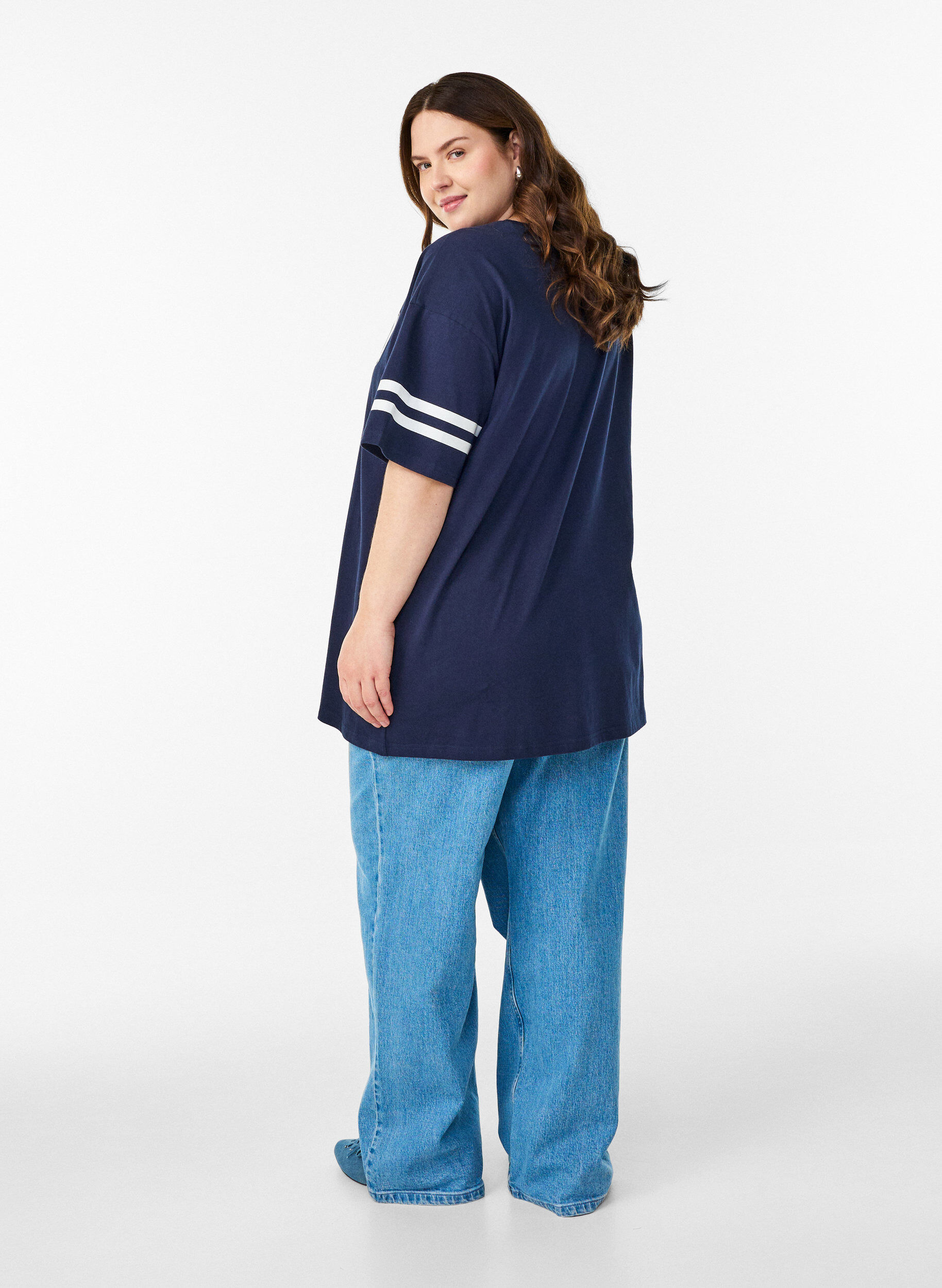 Zizzi T-shirt coll&egrave;ge oversize et sportif, Bleu, Model image number 2