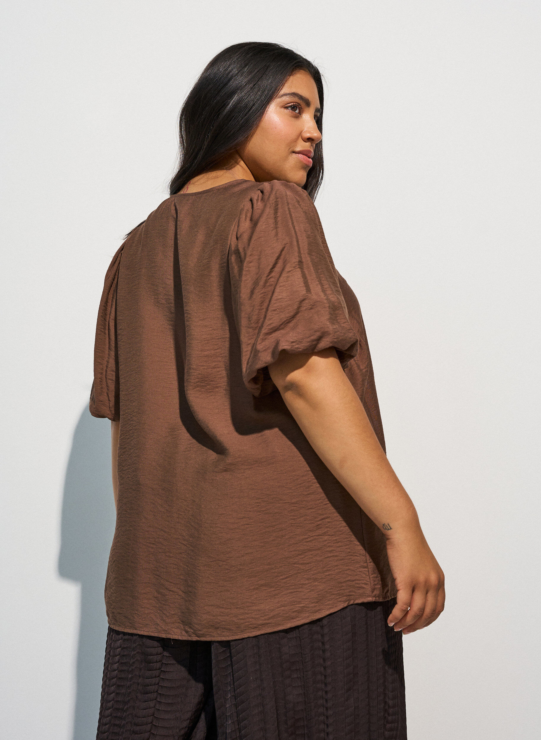 ZizziBluse mit Ballon&auml;rmeln und V-Ausschnitt, Braun, Model image number 2