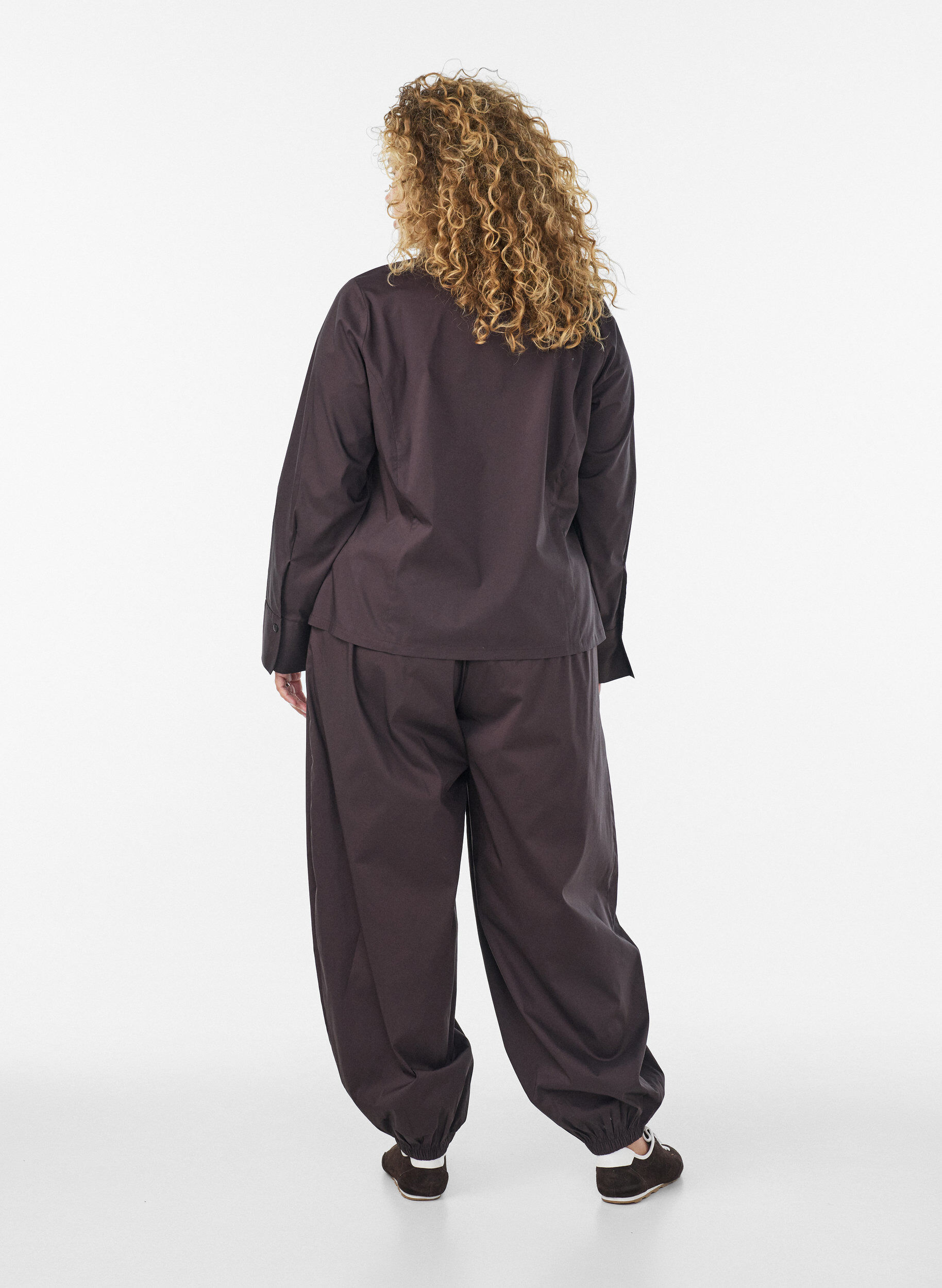ZizziKurzes Shirt mit Zwei-Wege-Rei&szlig;verschluss, Braun, Model image number 2