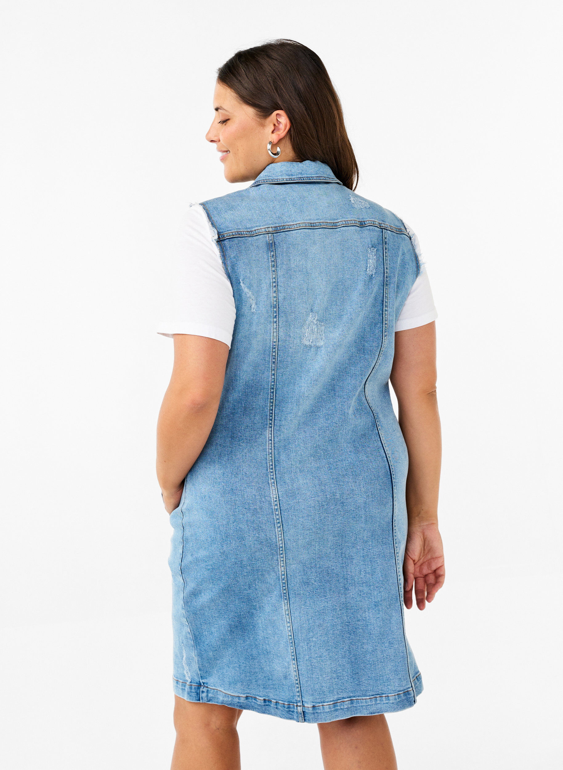 Zizzi Robe en jean sans manches avec d&eacute;tails &agrave; bords bruts, Light Blue Denim, Model image number 1