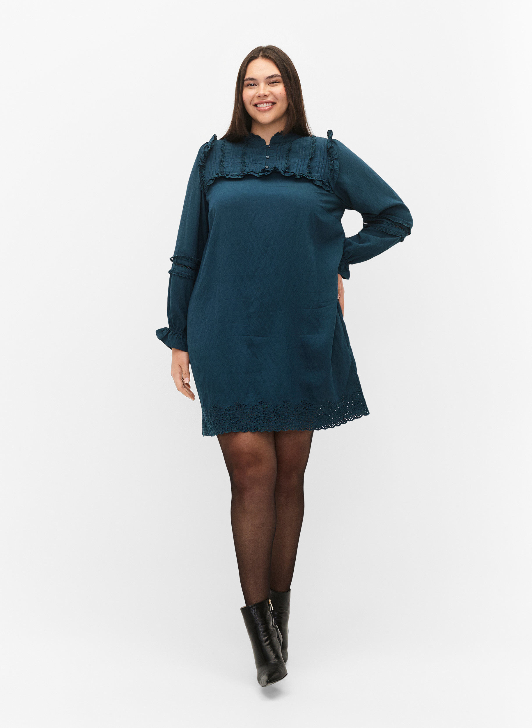 Zizzi Kleid aus Viskose mit Lochstickerei und R&uuml;schendetails, Reflecting Pond, Model image number 3