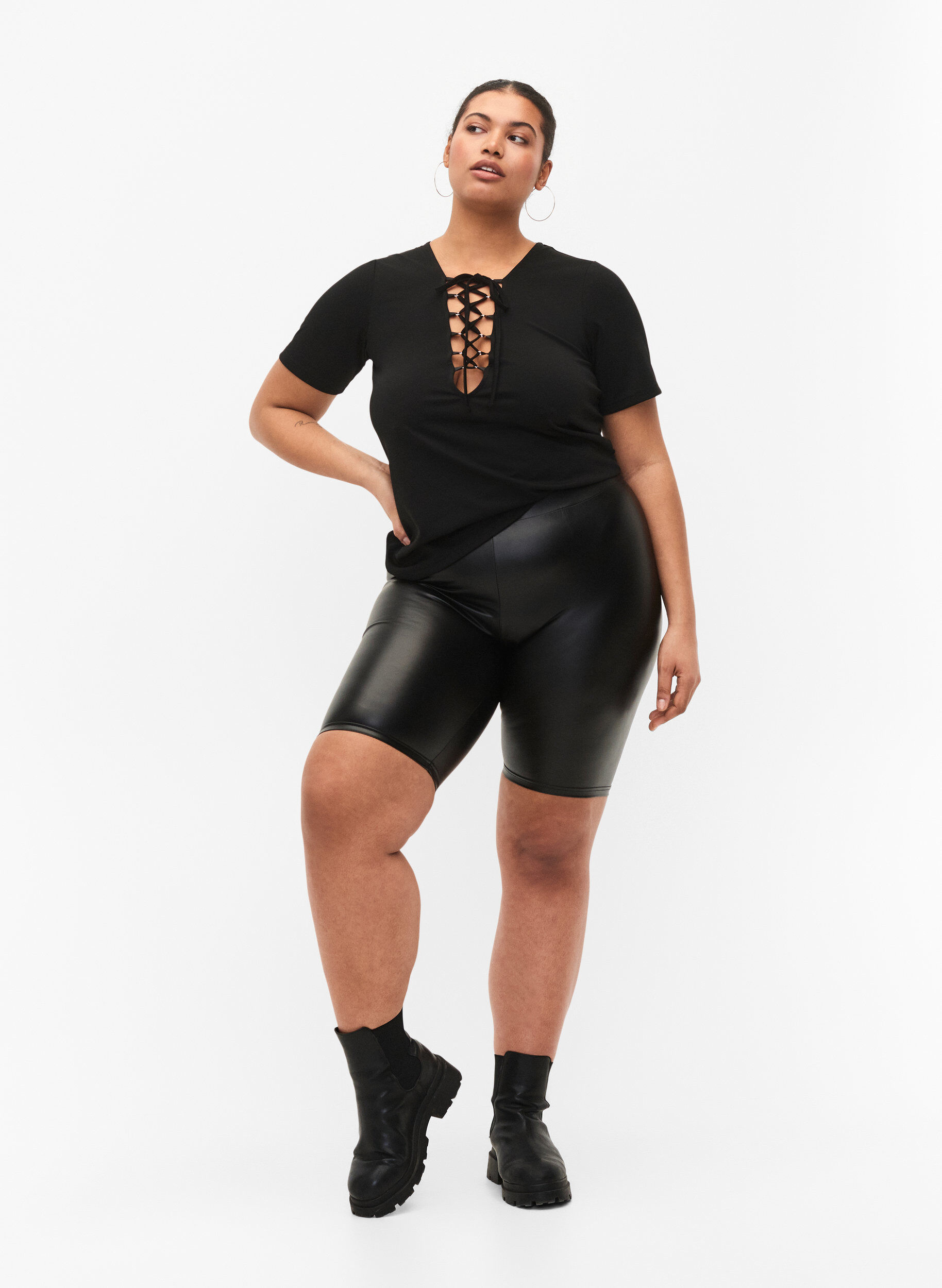 Zizzi Short taille haute brillant et ajust&eacute;, Black, Model image number 3