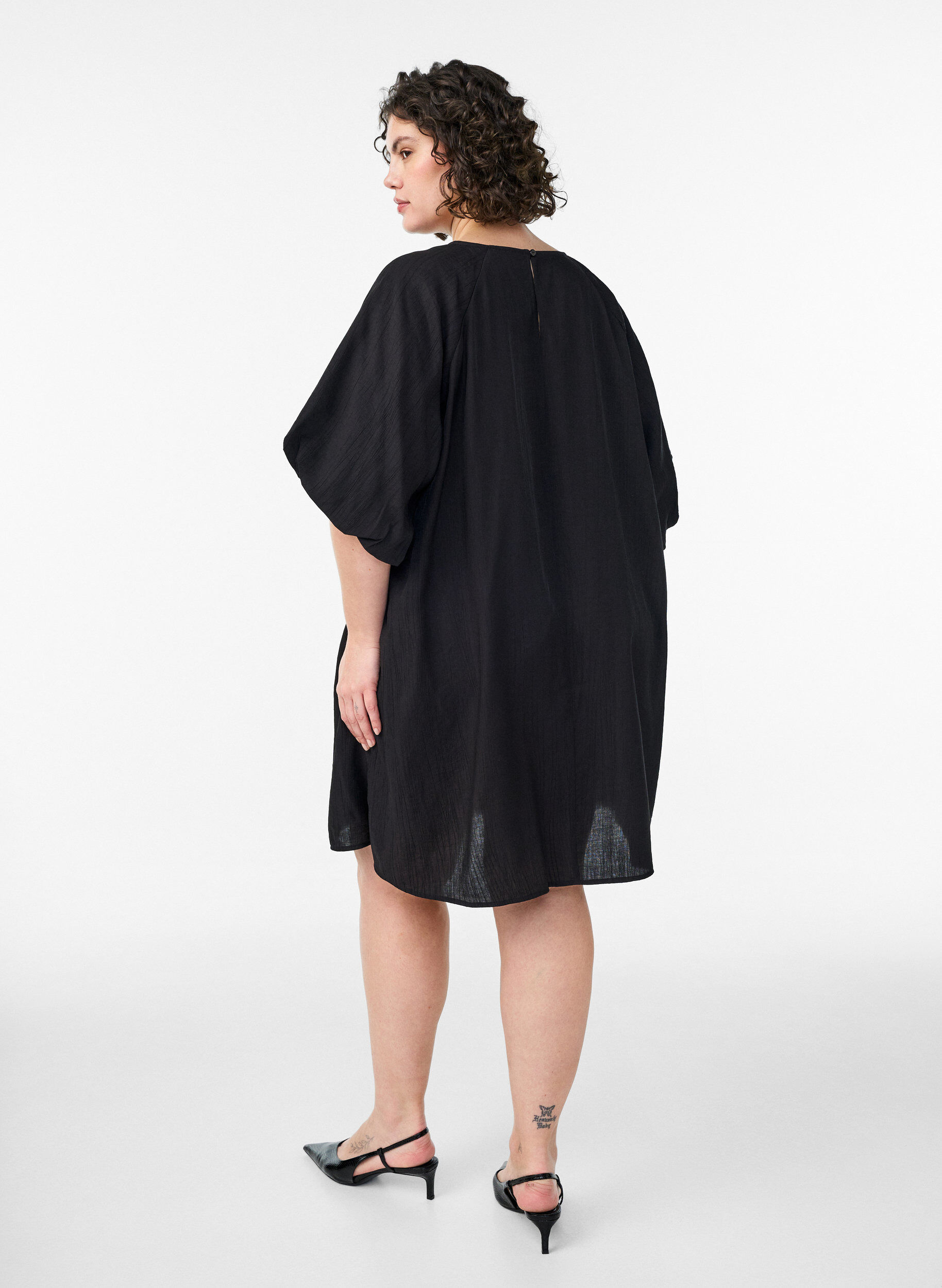 Zizzi Robe courte en viscose avec manches ballon, Noir, Model image number 2