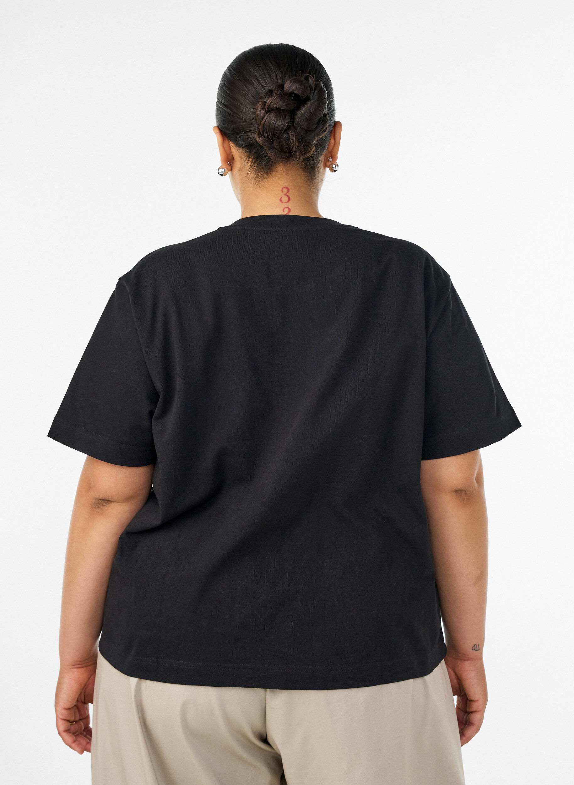 ZizziKastiges T-Shirt aus Baumwolle, Schwarz, Model image number 2