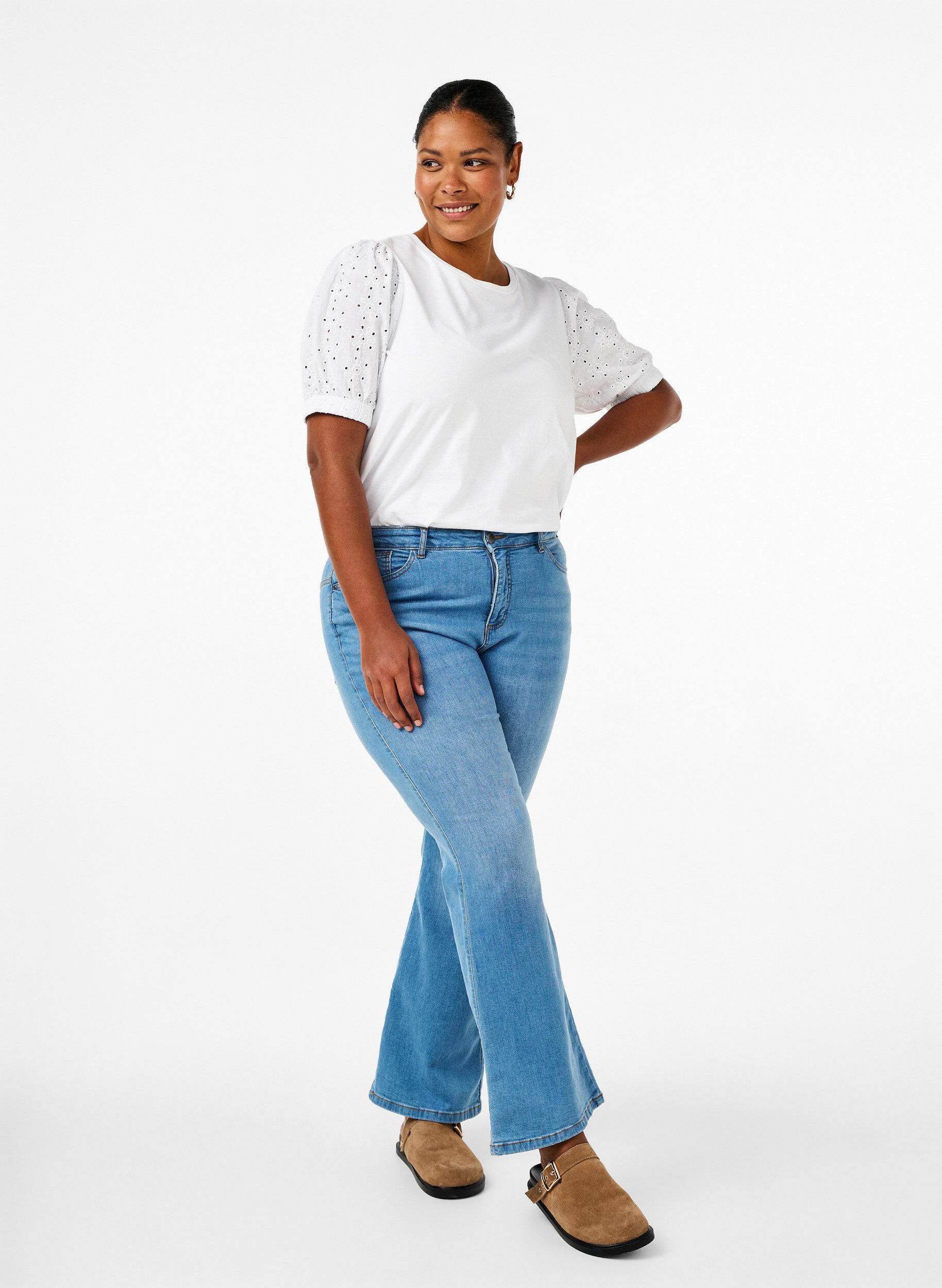 Zizzi Bluse aus Bio-Baumwolle mit Lochstickerei am &Auml;rmel, Bright White, Model image number 2