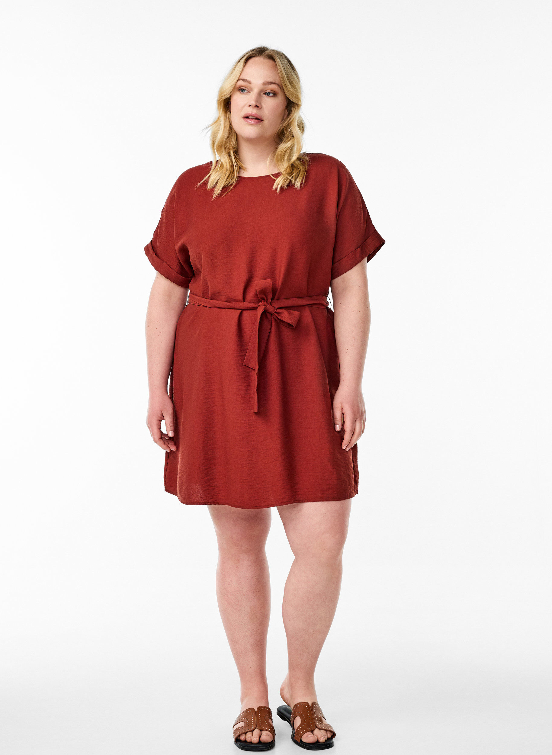 Zizzi Kurzes Kleid mit lockerer Passform und Bindeg&uuml;rtel, Rot, Model image number 1