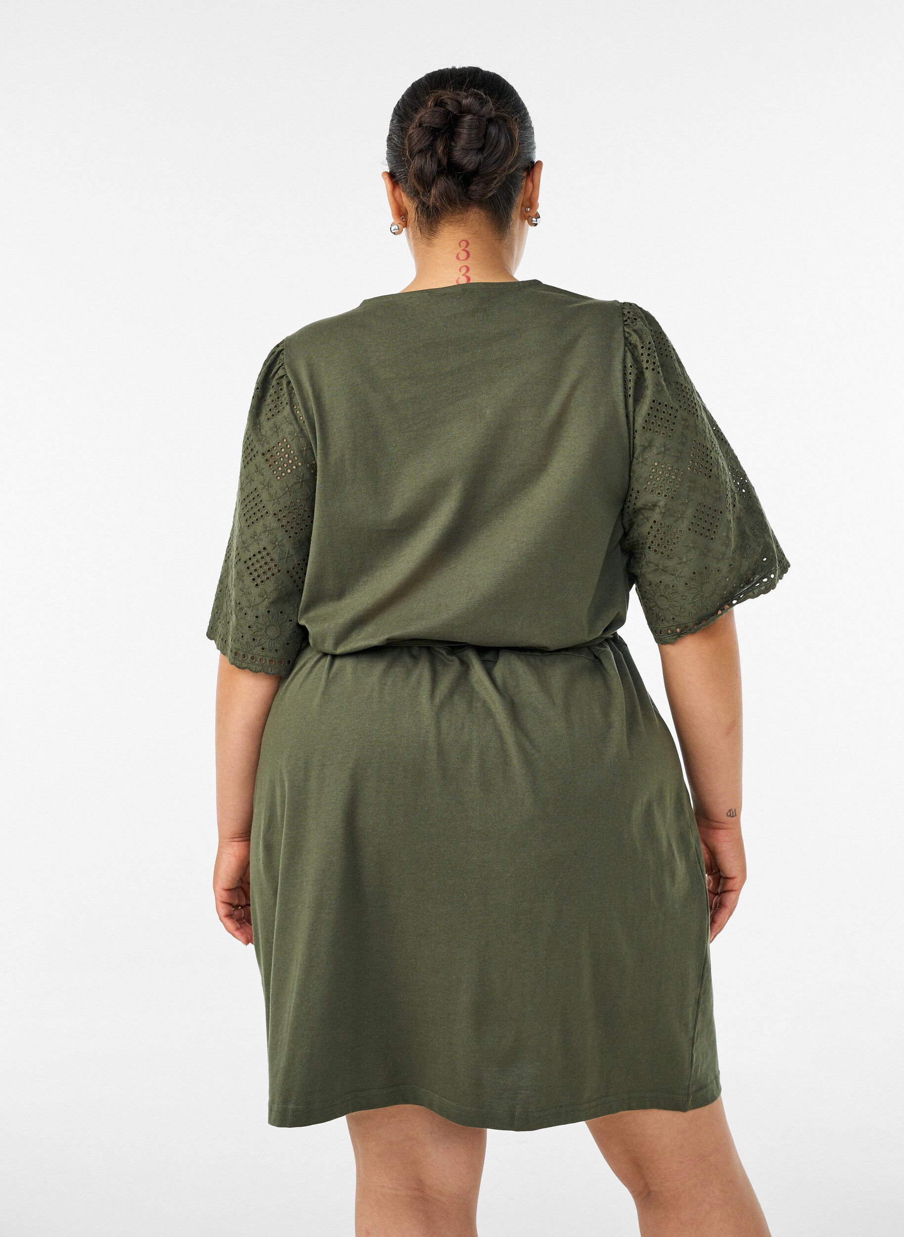 ZizziRobe en coton avec manches en broderie anglaise et ceinture &agrave; nouer, Vert, Model image number 2