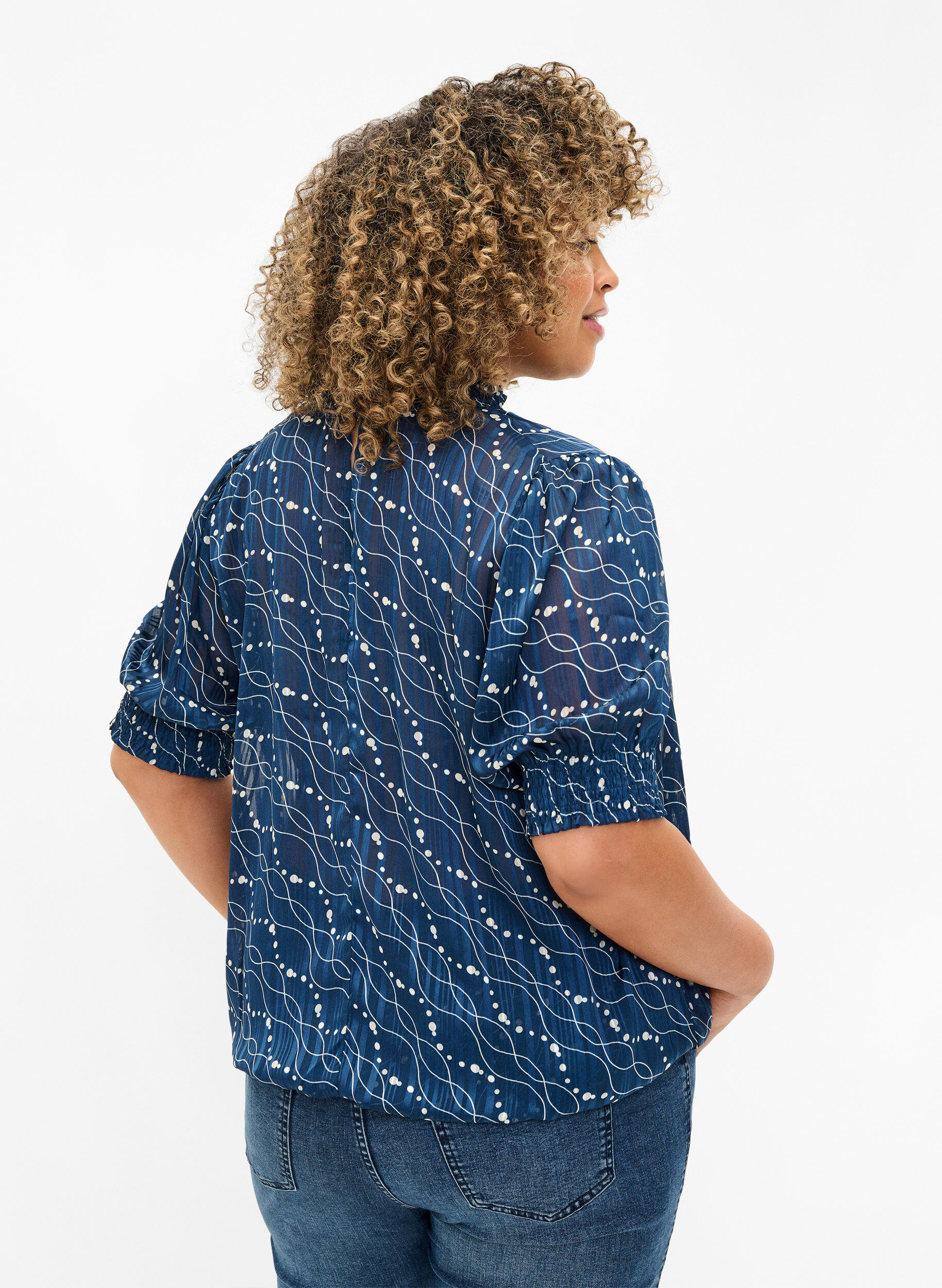 Zizzi Kurz&auml;rmelige gesmokte Bluse mit Print, Dress Bl. Swirl AOP, Model image number 1