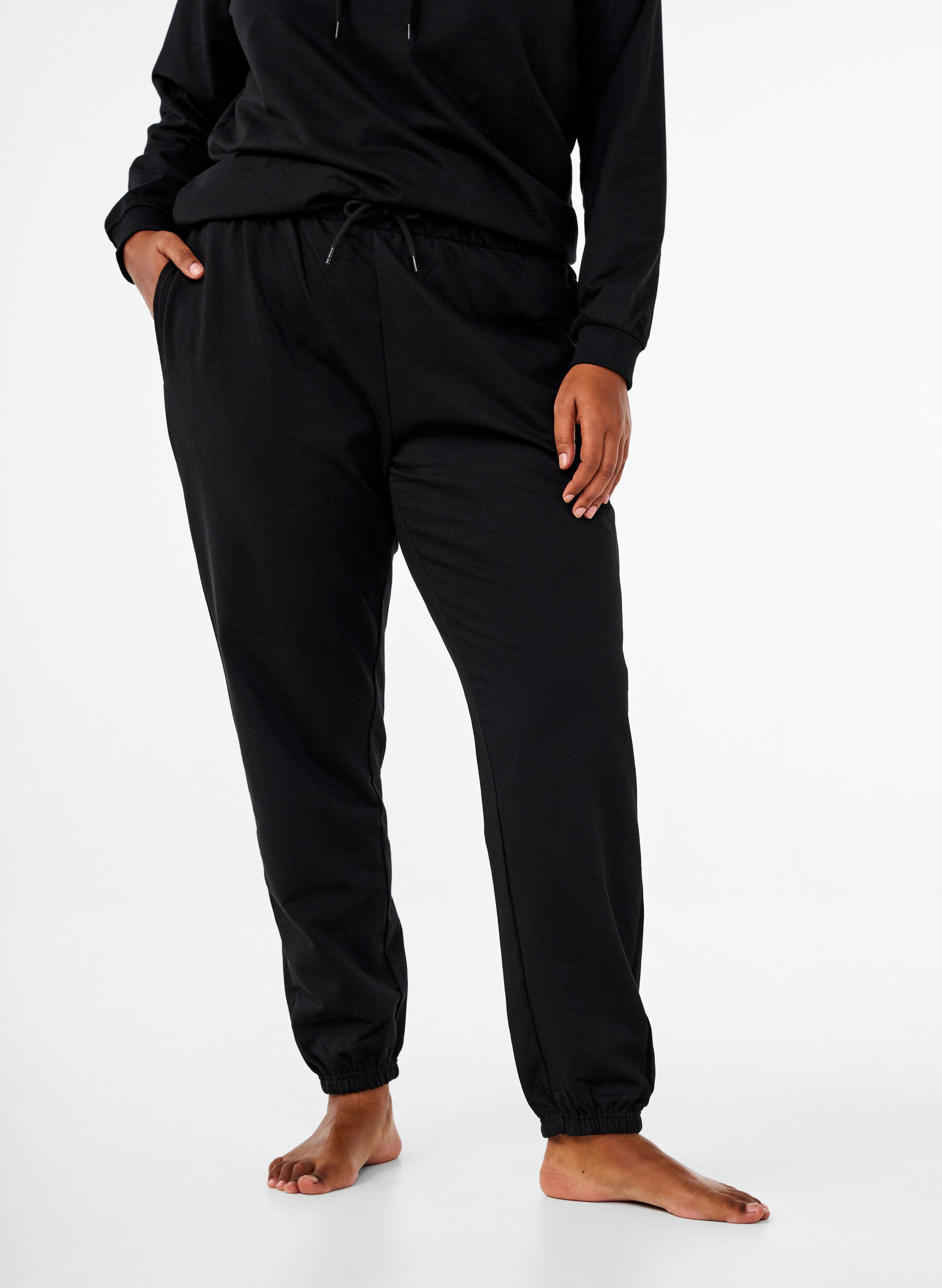 Zizzi Sweatshirt mit Kapuze und Aufdruck, Schwarz, Model image number 3