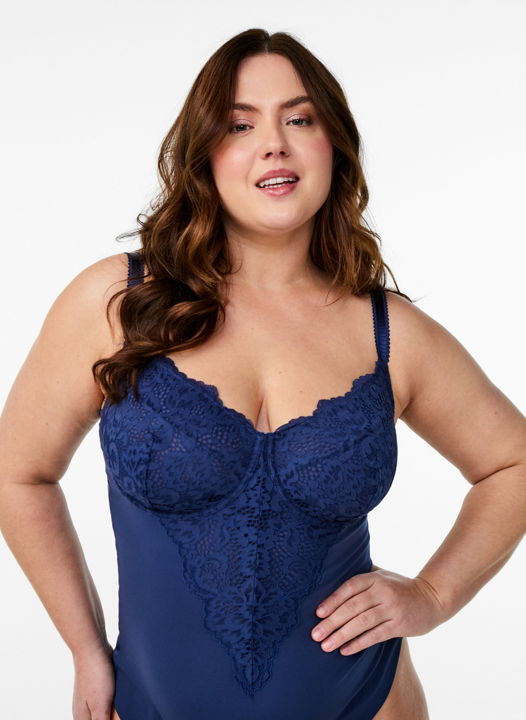 Zizzi Body mit B&uuml;gel und Spitze, Blau, Model image number 2