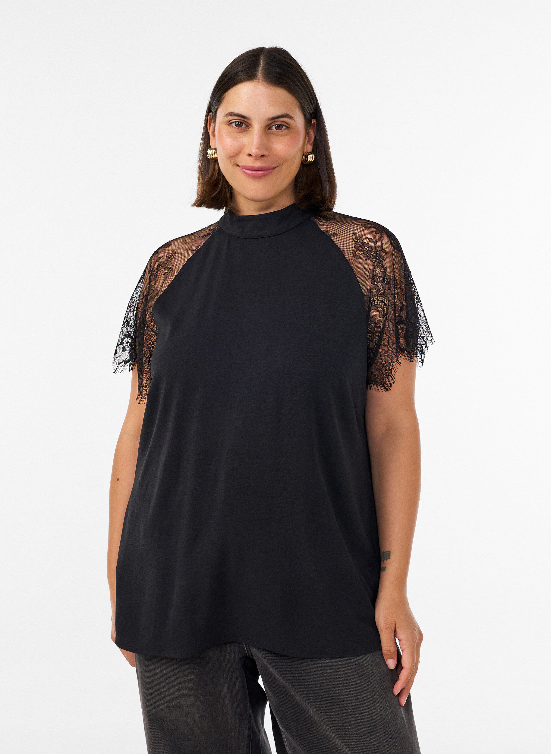 Bluse mit kurzen &Auml;rmeln aus Spitze und hohem Kragen, Schwarz, Model