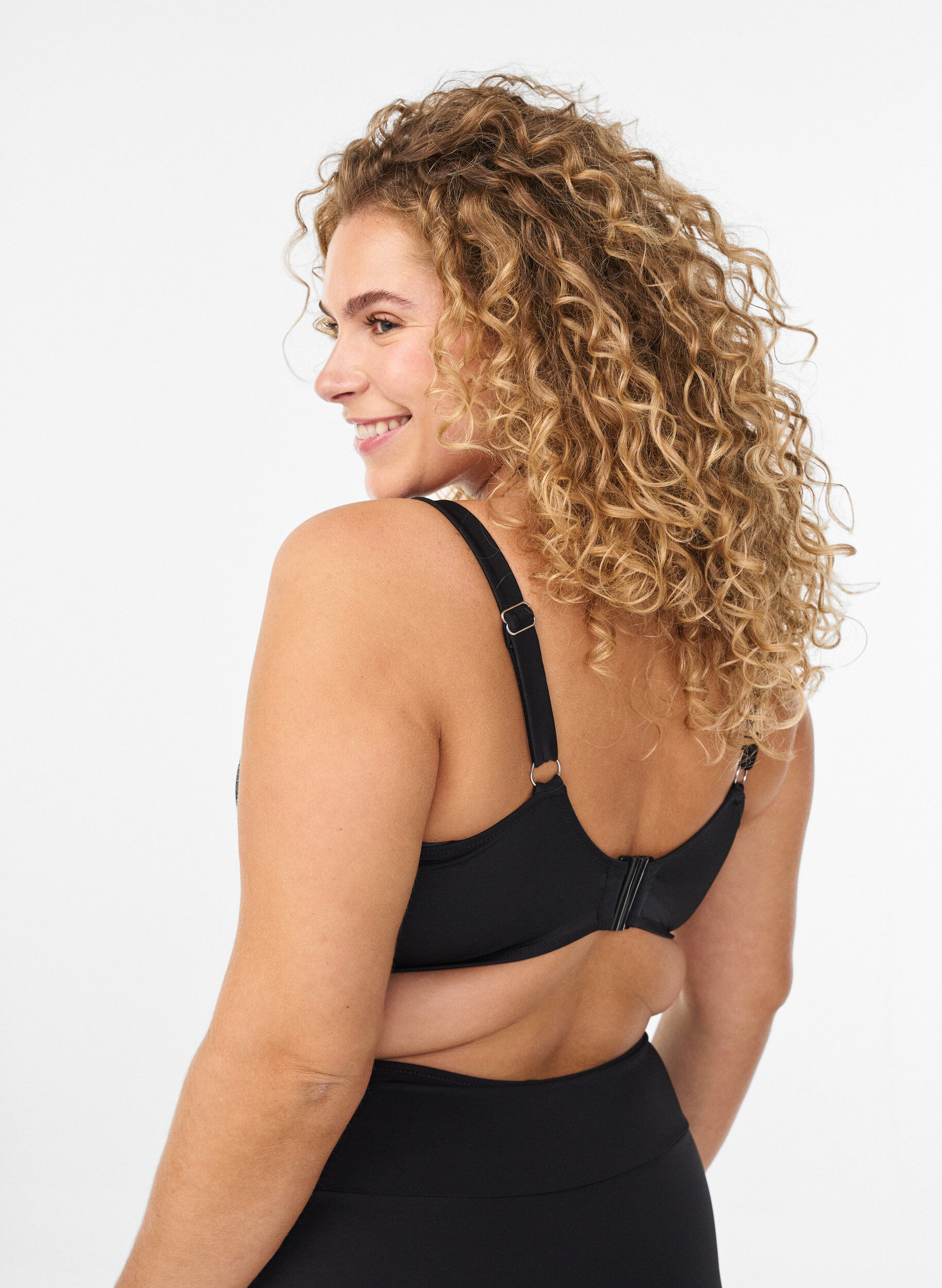 Zizzi Bikini-Top mit B&auml;nderdetail, Schwarz, Model image number 1