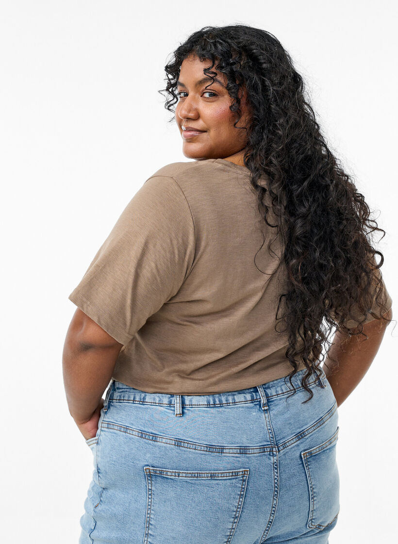 Kurz&auml;rmeliges Basic T-Shirt mit V-Ausschnitt, Braun, Model image number 2