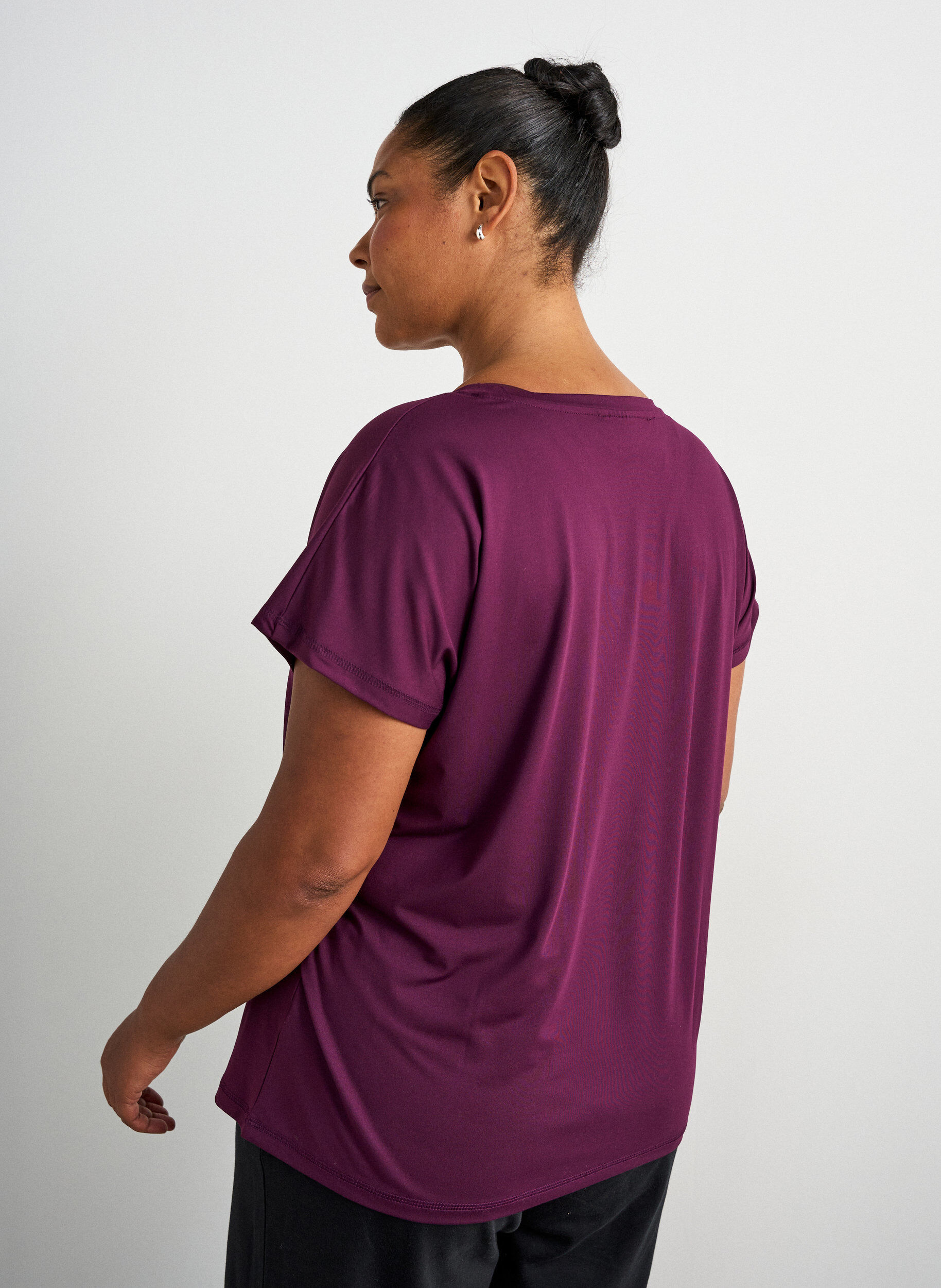 ZizziLoose training t-shirt with V-neck, Violet, Model image number 2