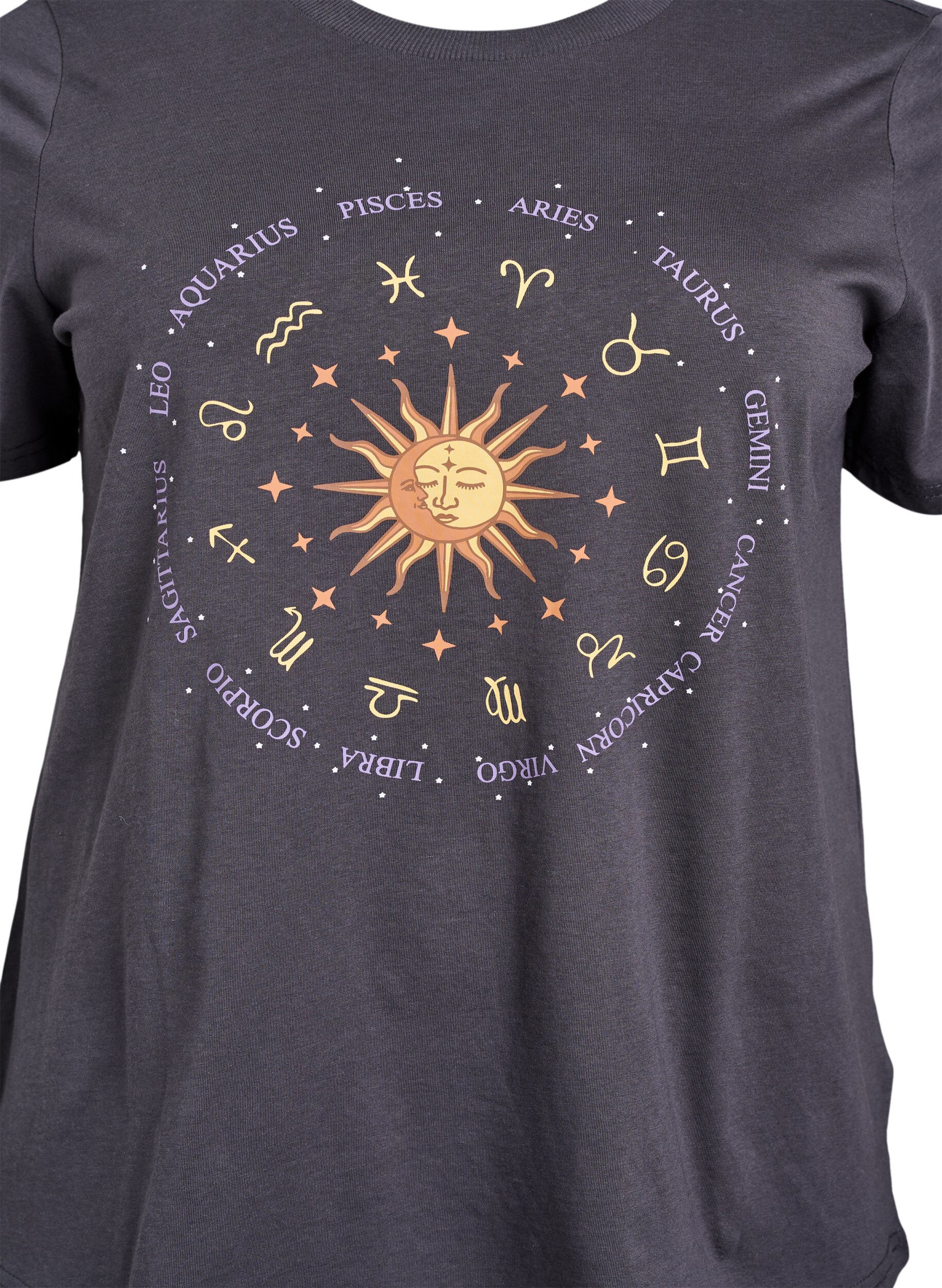 Zizzi T-shirt en coton avec imprim&eacute; sur le devant, Gris anthracite, Packshot image number 2