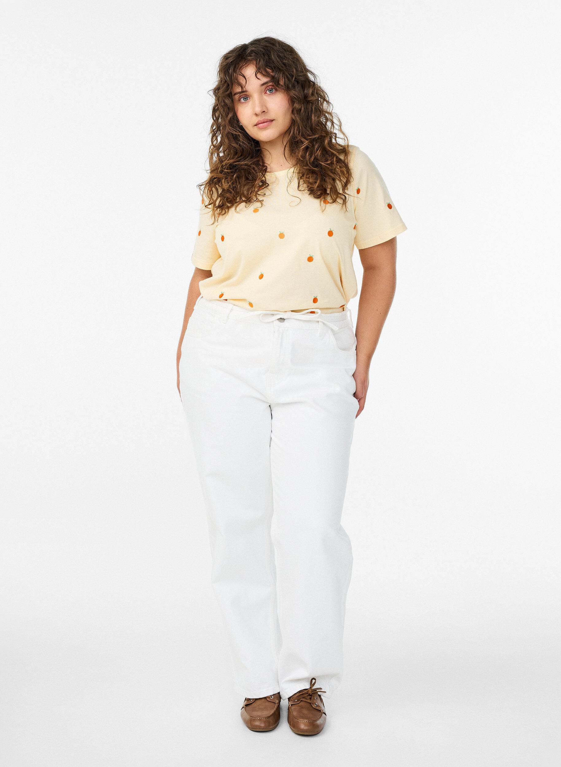 Zizzi T-shirt en coton biologique avec motifs brod&eacute;s, Jaune clair, Model image number 1