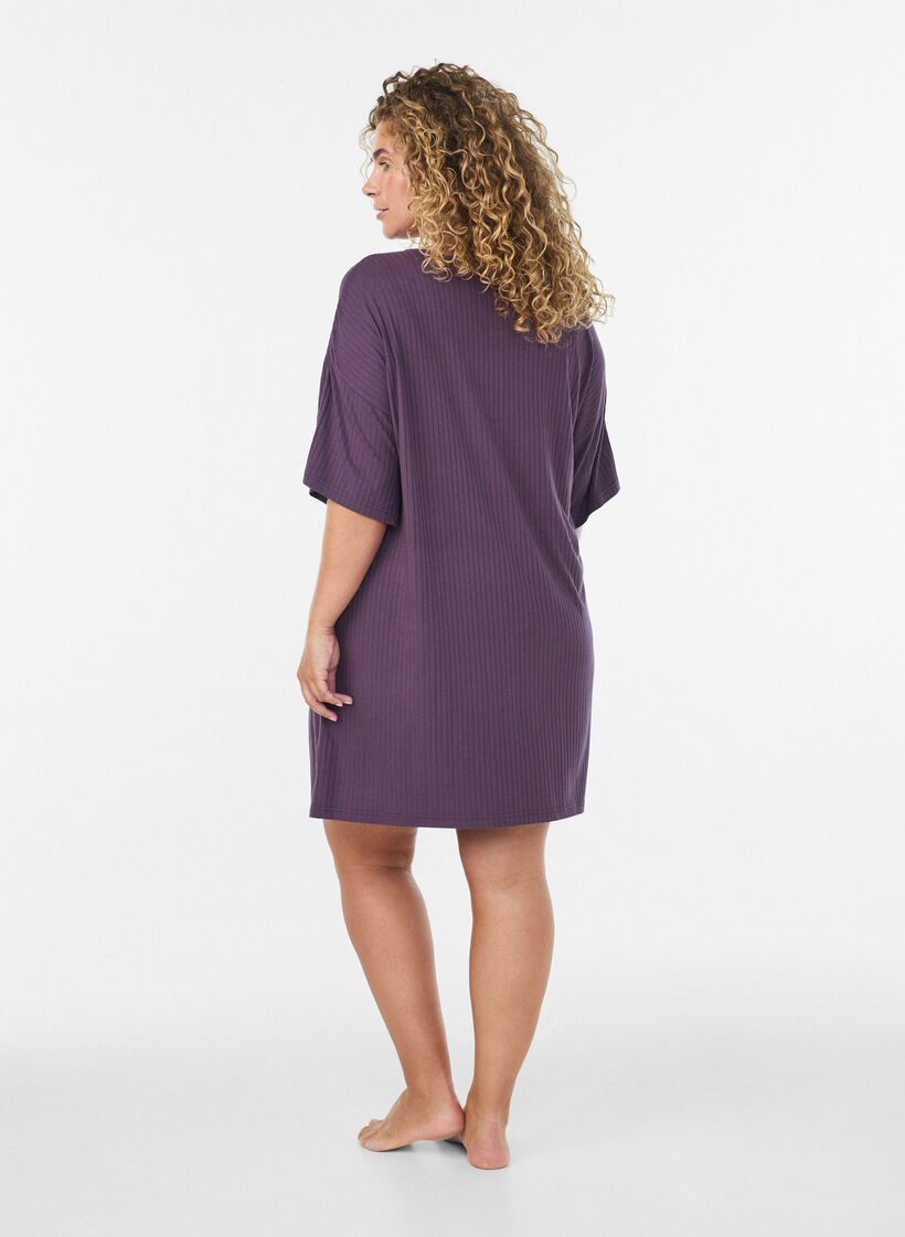 Chemise de nuit en jersey de viscose &agrave; texture c&ocirc;tel&eacute;e, Violet, Model image number 2