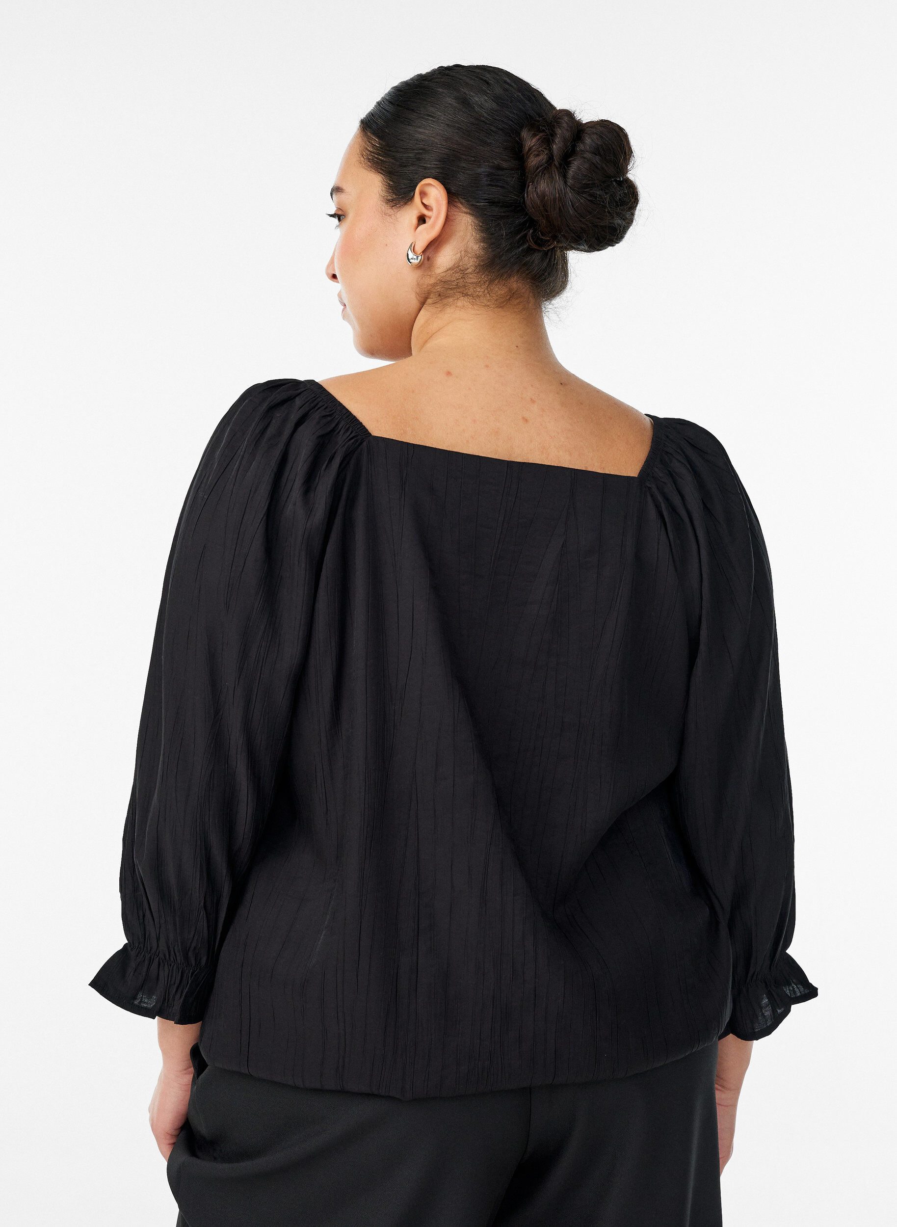 Zizzi Viskosebluse mit eckigem Ausschnitt und 3/4-&Auml;rmeln, Schwarz, Model image number 2