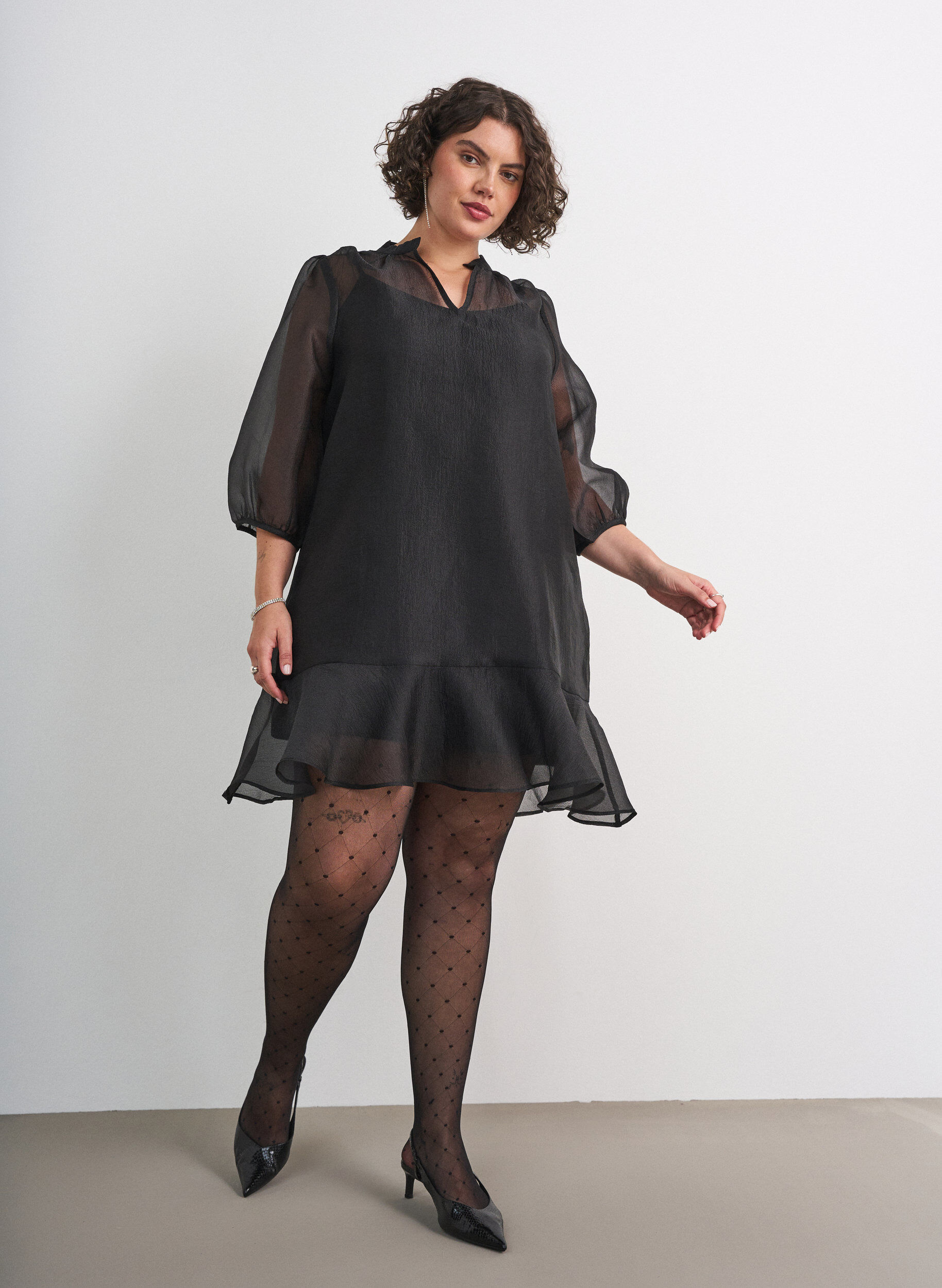 ZizziKurzes Kleid aus Organza mit R&uuml;schensaum, Schwarz, Model image number 1