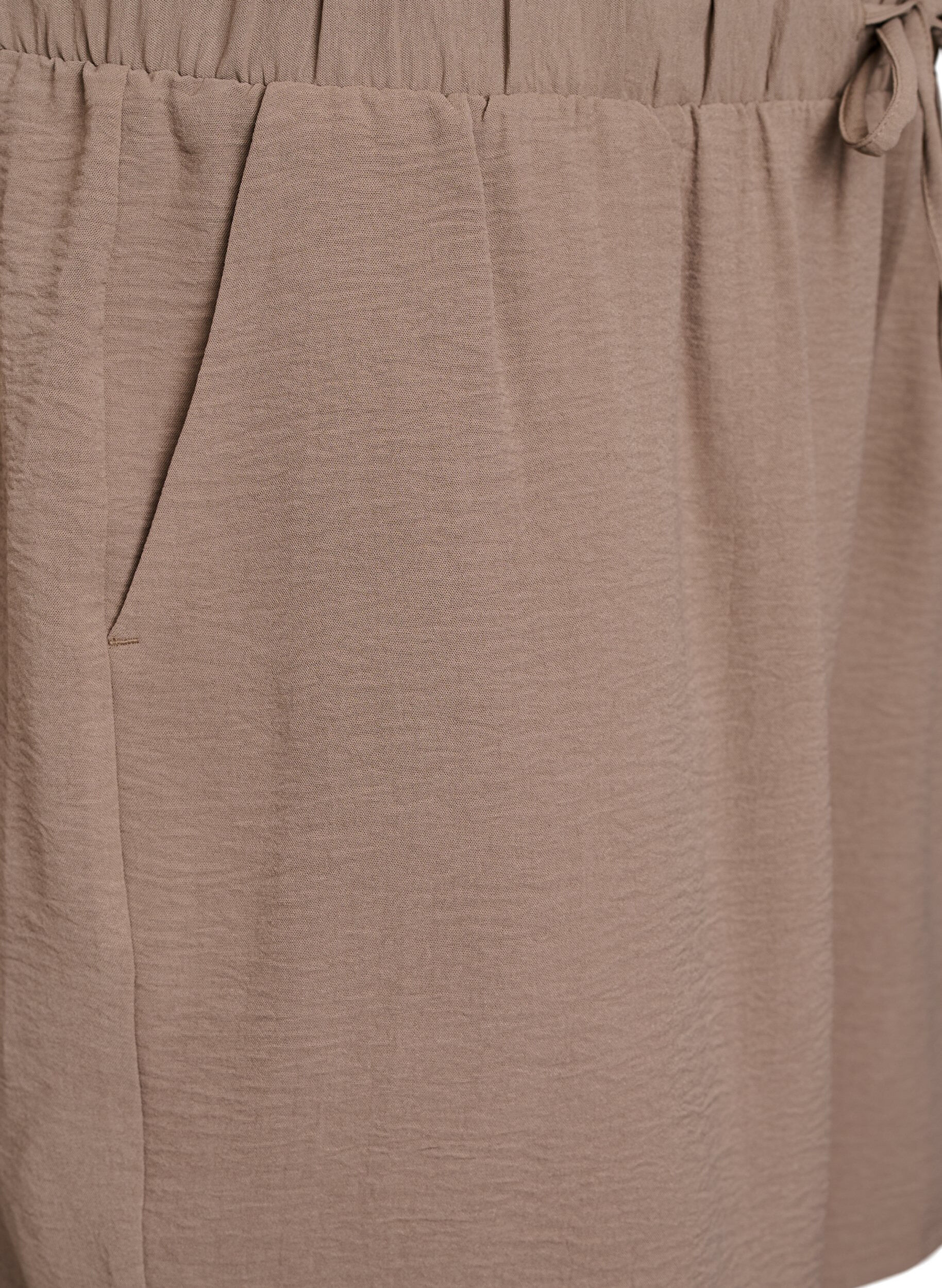 Zizzi Kurze Hose mit Taschen und elastischem Bund, Braun, Packshot image number 2