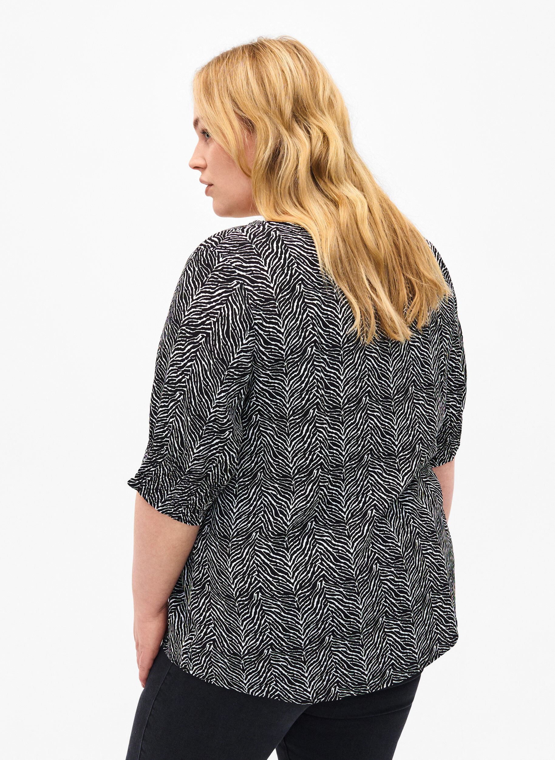 Zizzi Chemisier en viscose avec boutons, Black Graphic AOP, Model image number 1